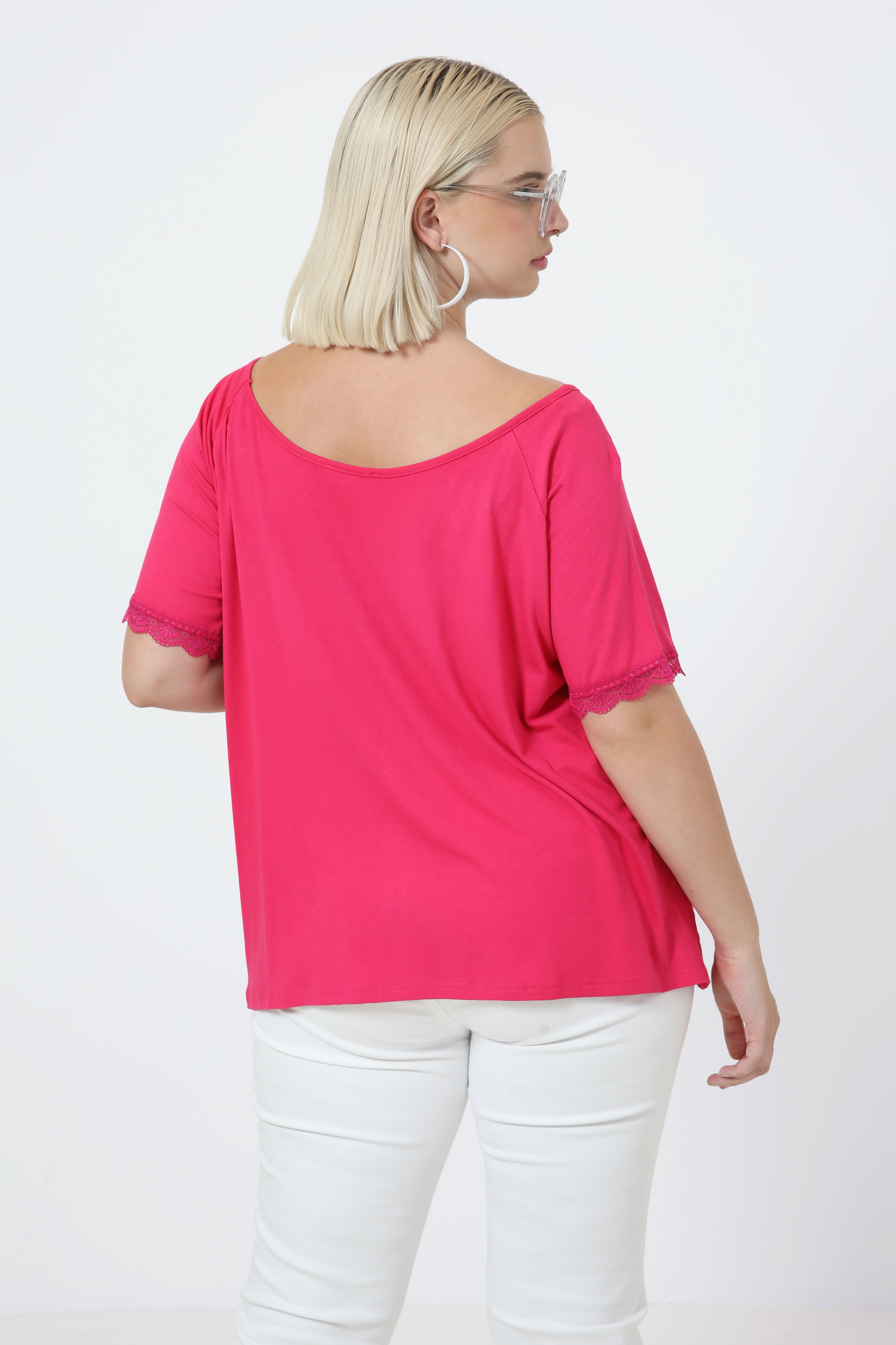 Wide neckline lace t-shirt 