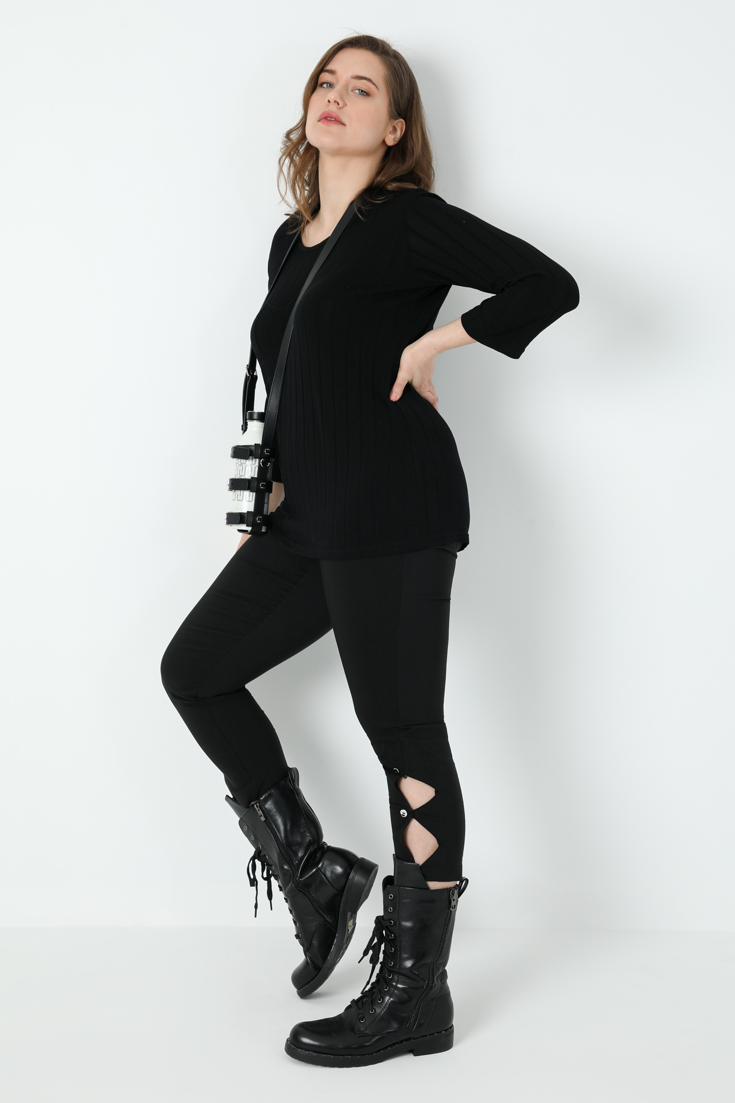 Cropped pants cut on the side