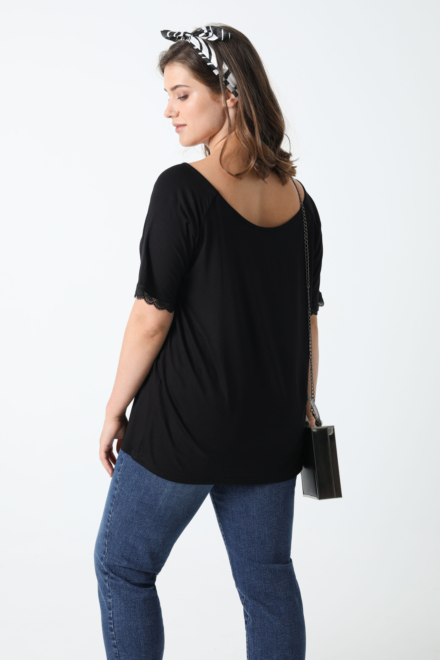 Wide neckline lace t-shirt 