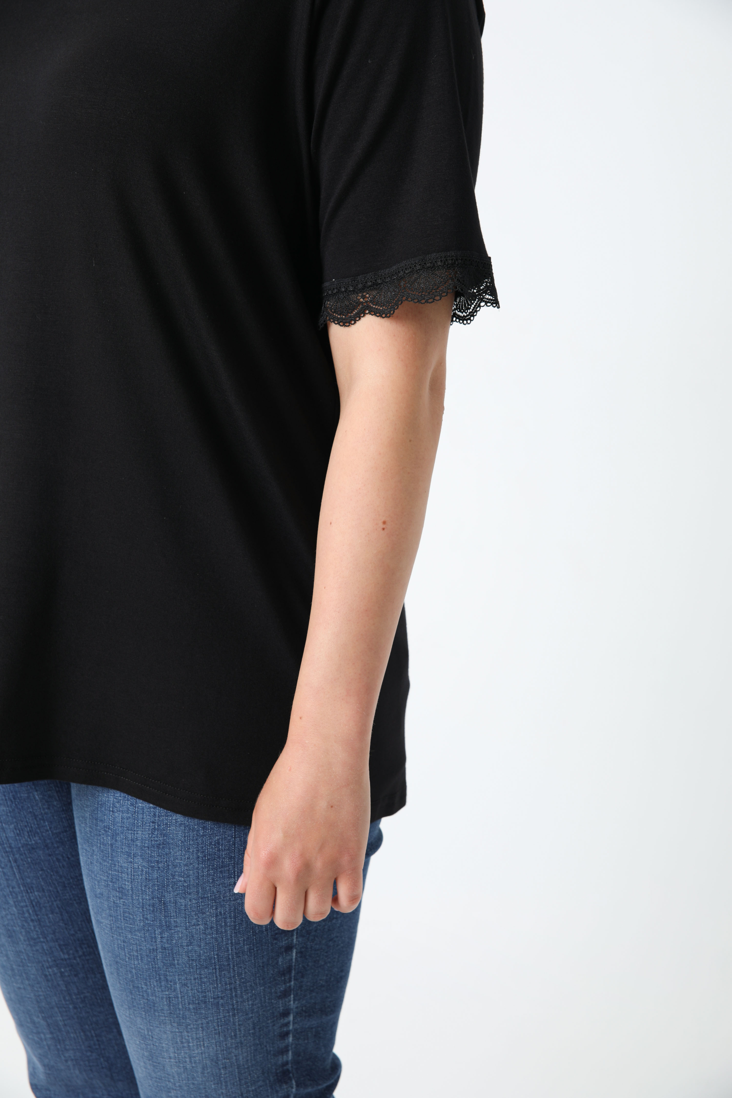 Wide neckline lace t-shirt 