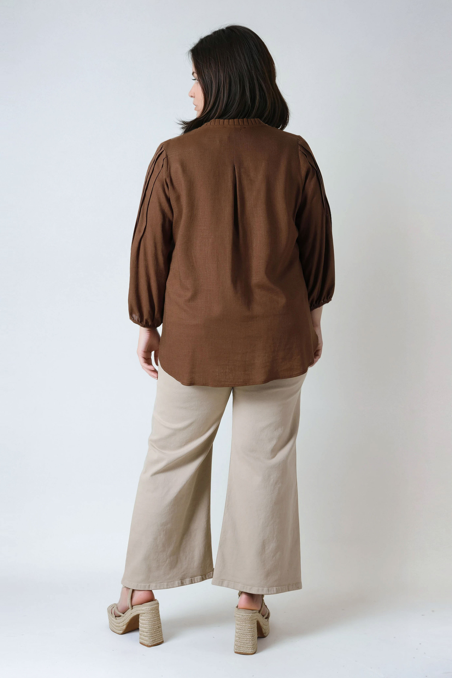 Viscose linen shirt with flat pleats on the sleeves