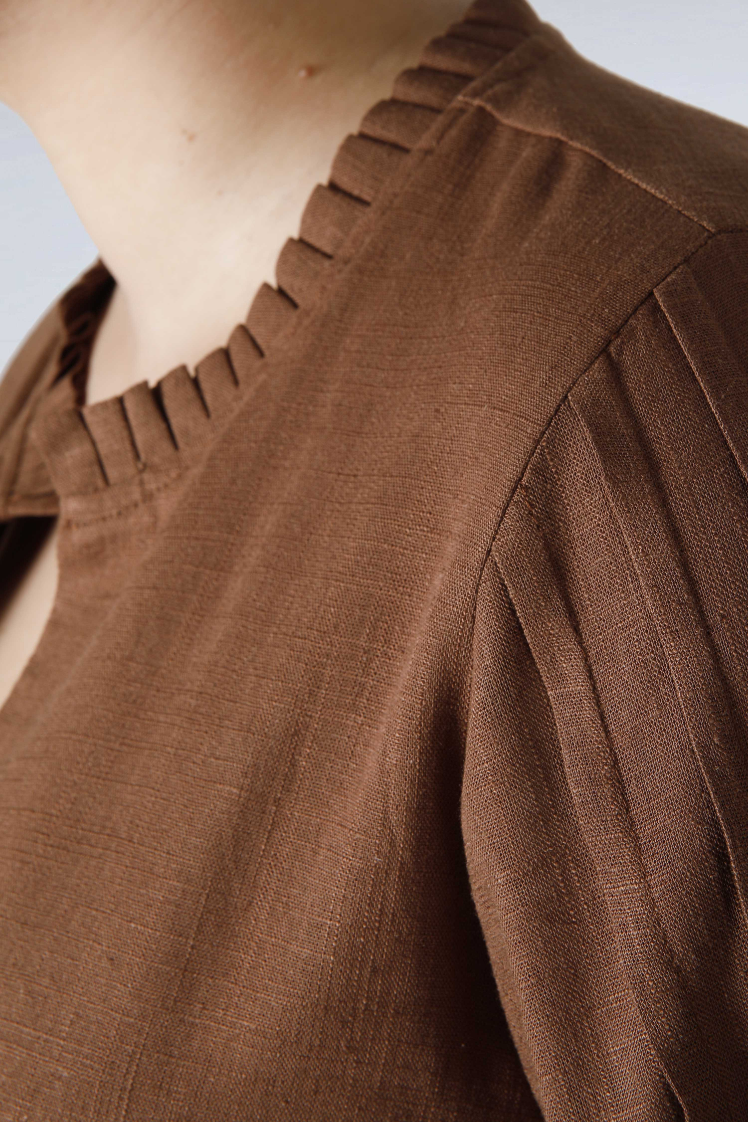 Viscose linen shirt with flat pleats on the sleeves