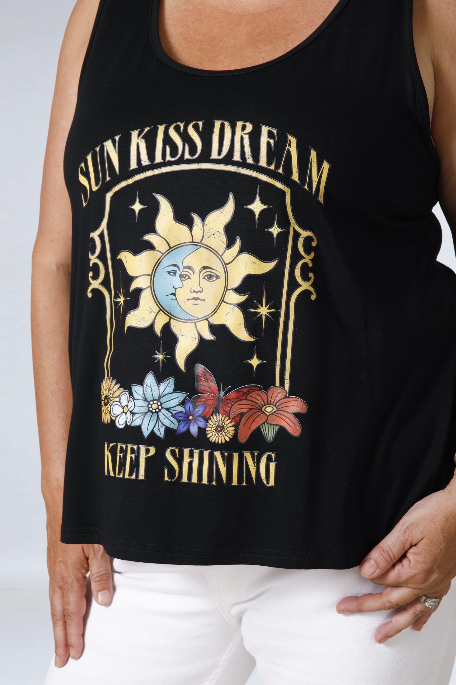 Plain knit top with screen printing