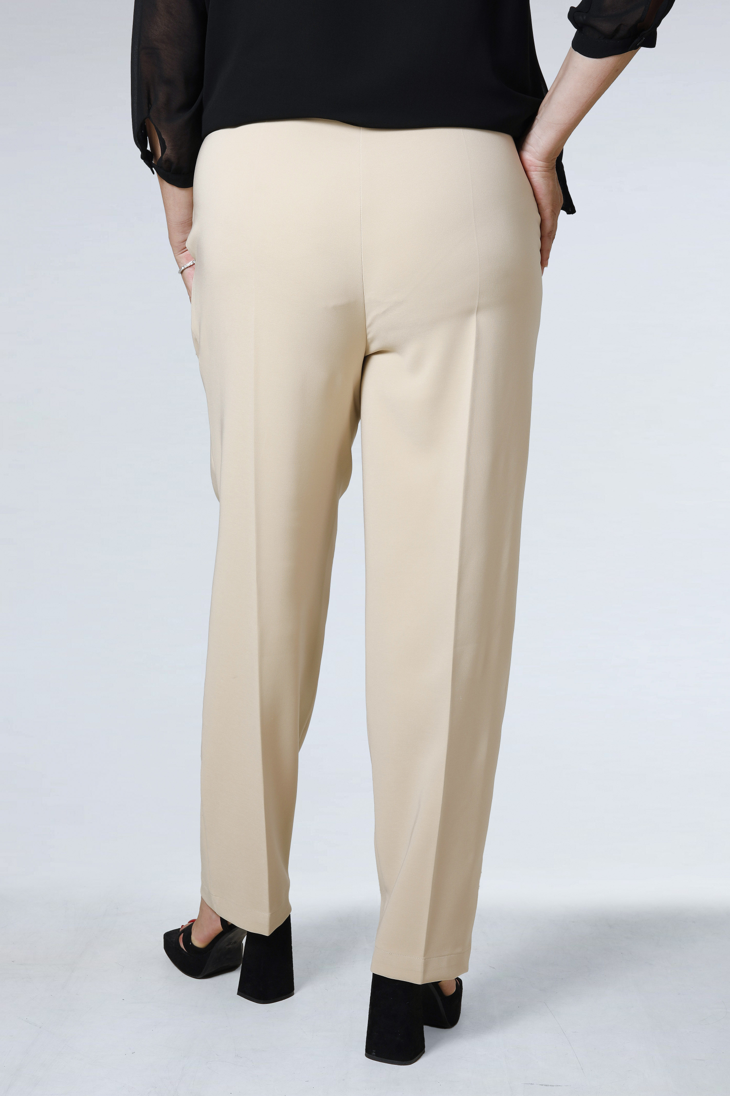 Plain tailored trousers with a broken pleat