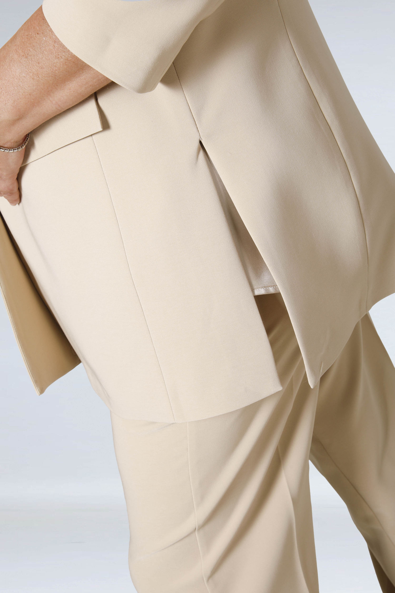 Veste tailleur unie fendue sur les côtés