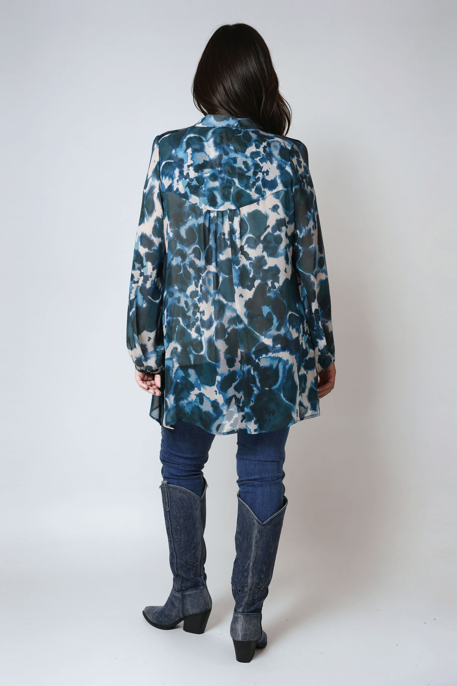 Blouse with flounce in very fluid printed viscose voile with its top.