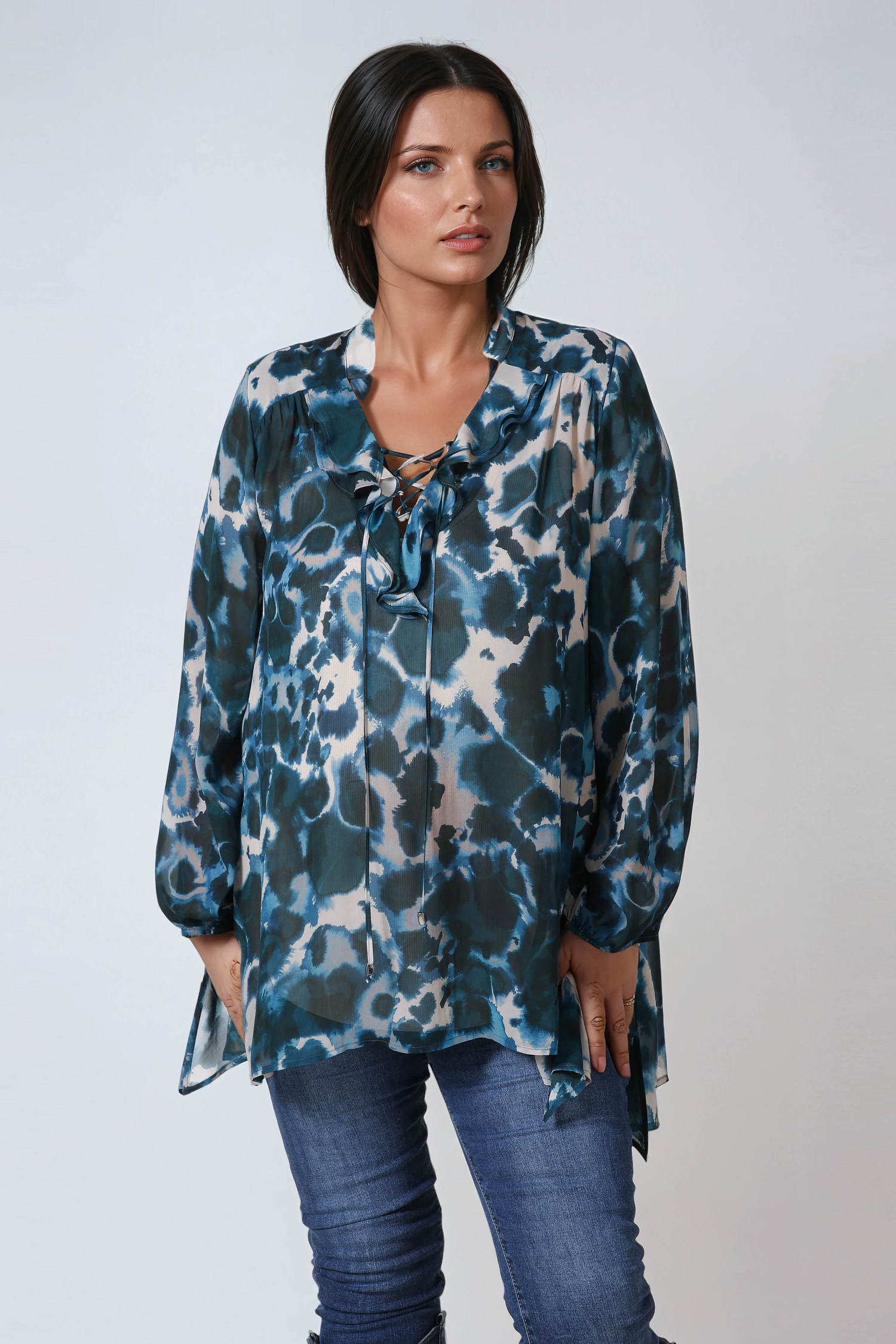 Blouse with flounce in very fluid printed viscose voile with its top.