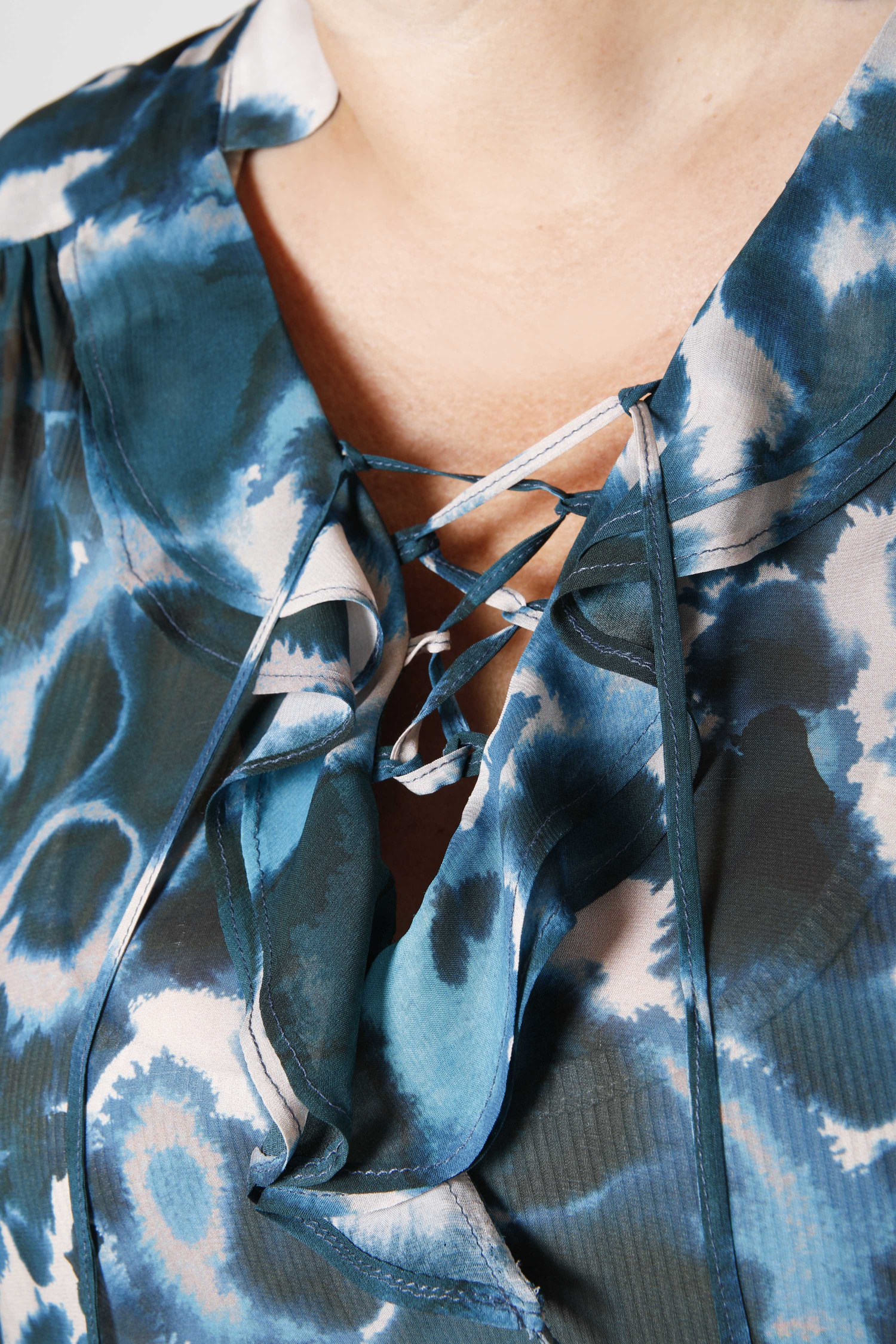 Blouse with flounce in very fluid printed viscose voile with its top.