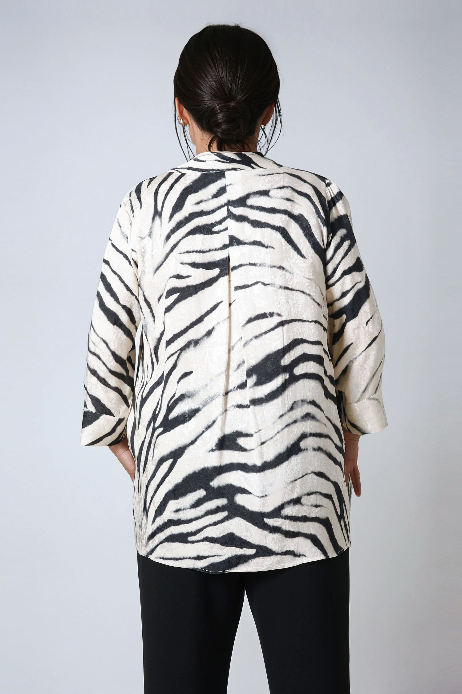 Graphic and structured printed viscose blouse 