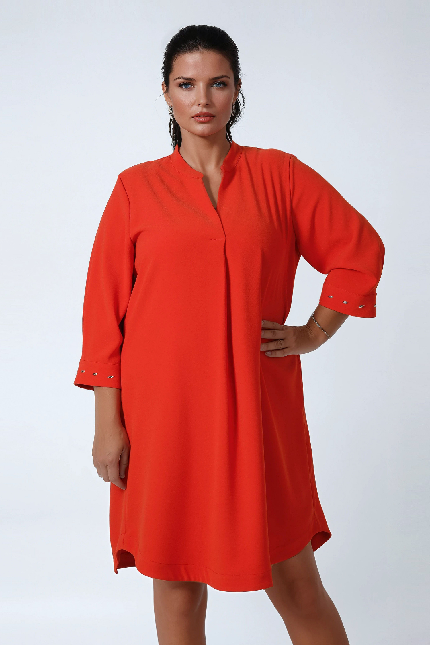 Robe droite unie avec poignet cloutés crêpe haut de gamme 