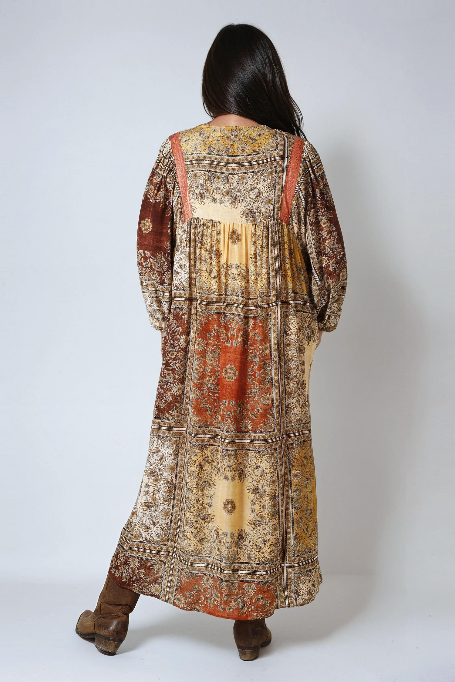 Long printed dress with a bib