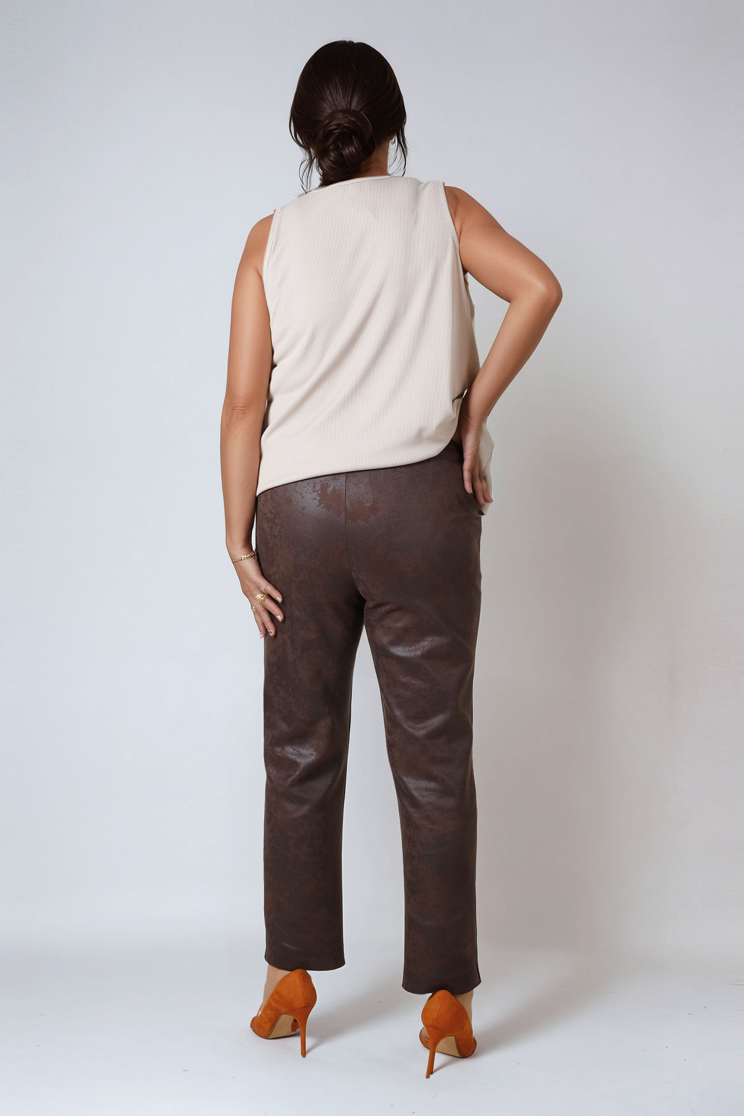 Shaping trousers in snakeskin effect bengaline