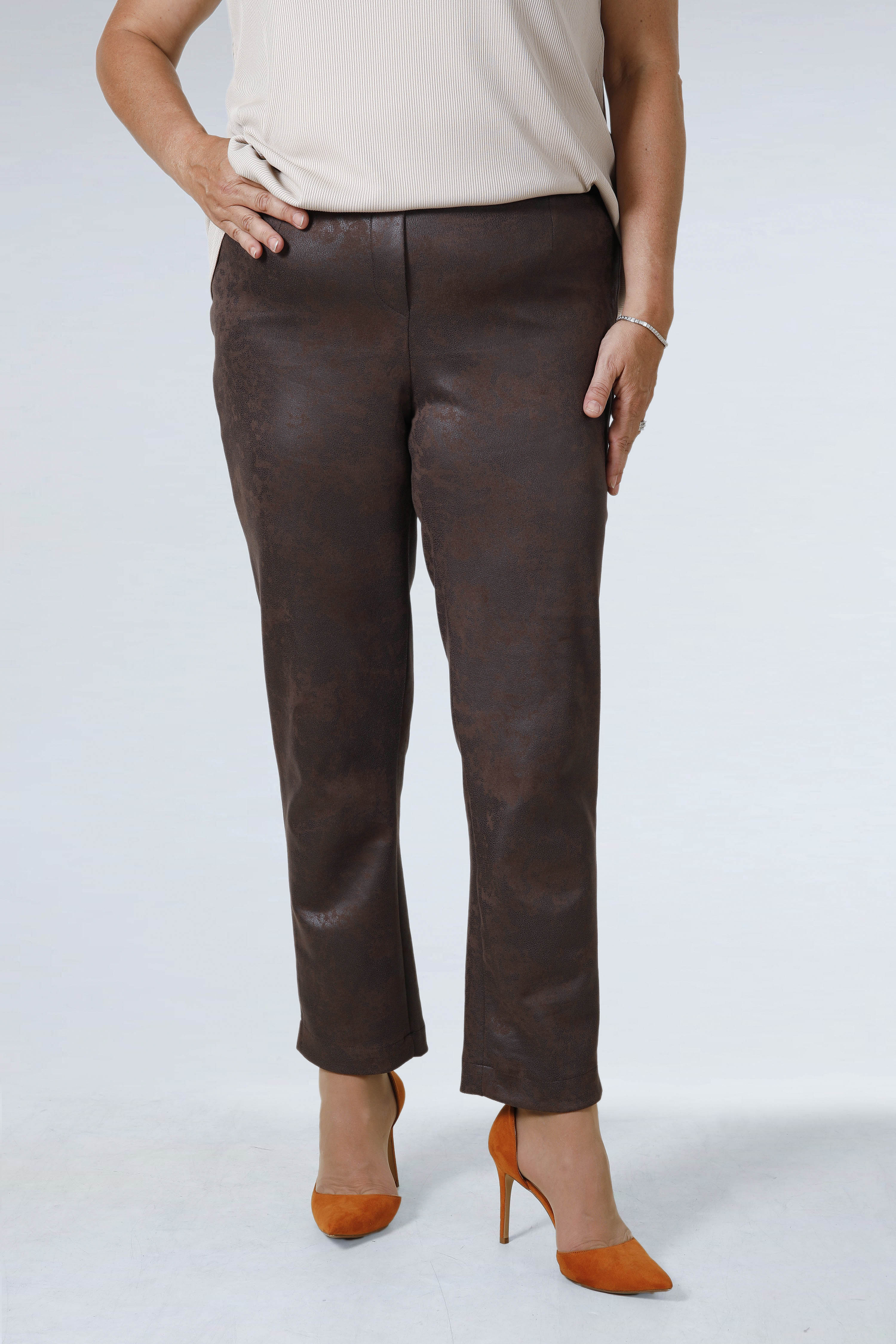 Shaping trousers in snakeskin effect bengaline