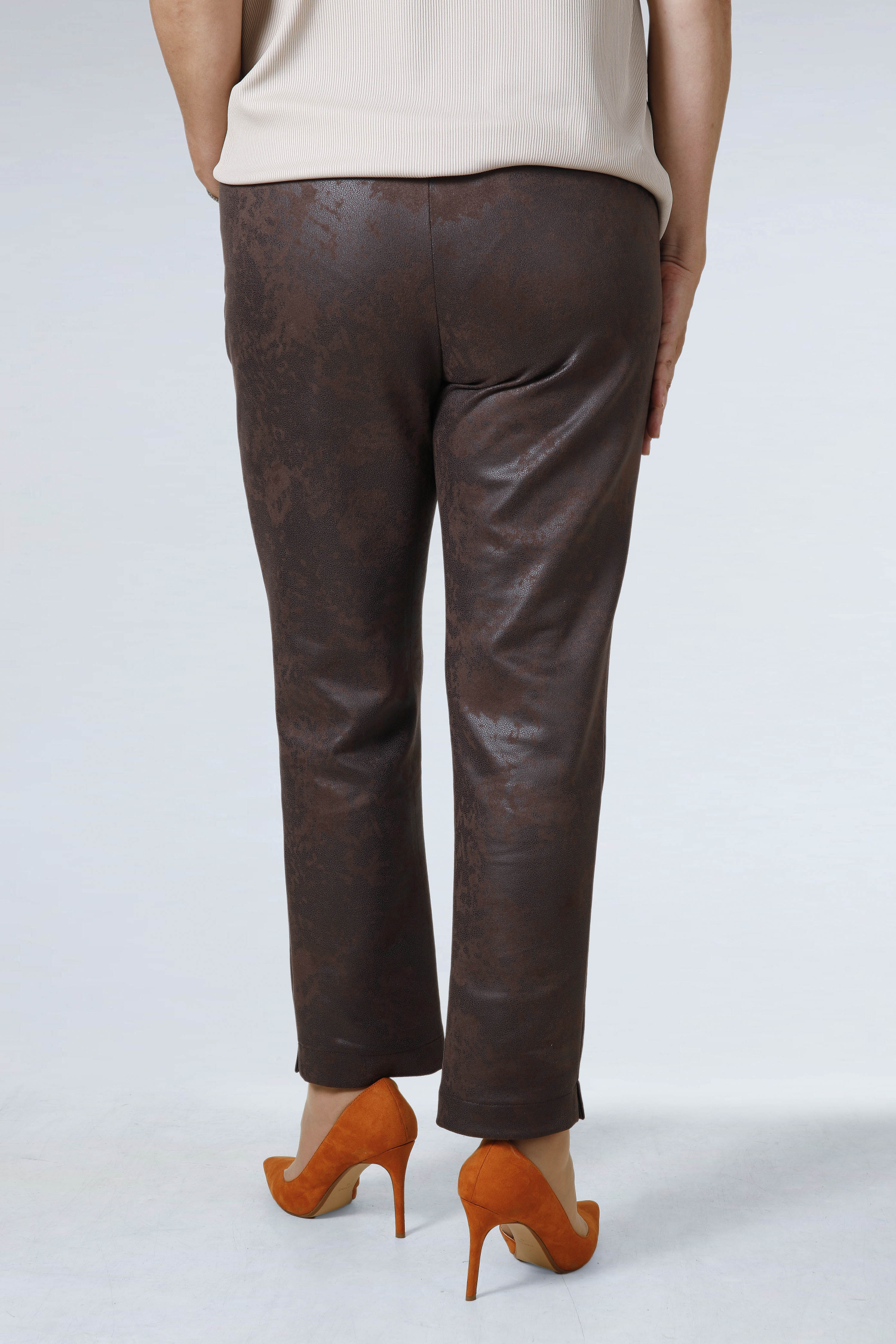 Shaping trousers in snakeskin effect bengaline