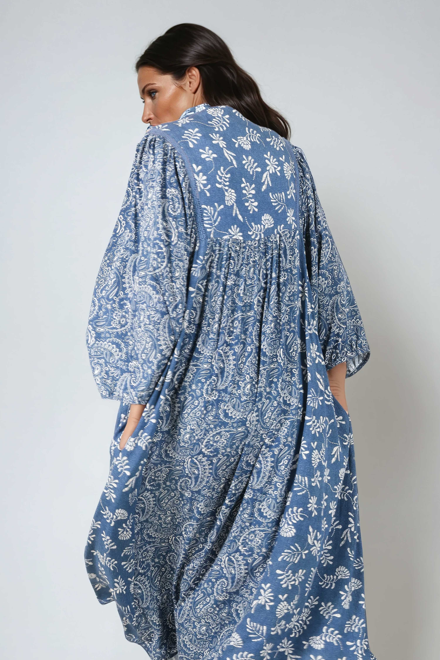 Robe longue avec patch indigo de deux motifs 