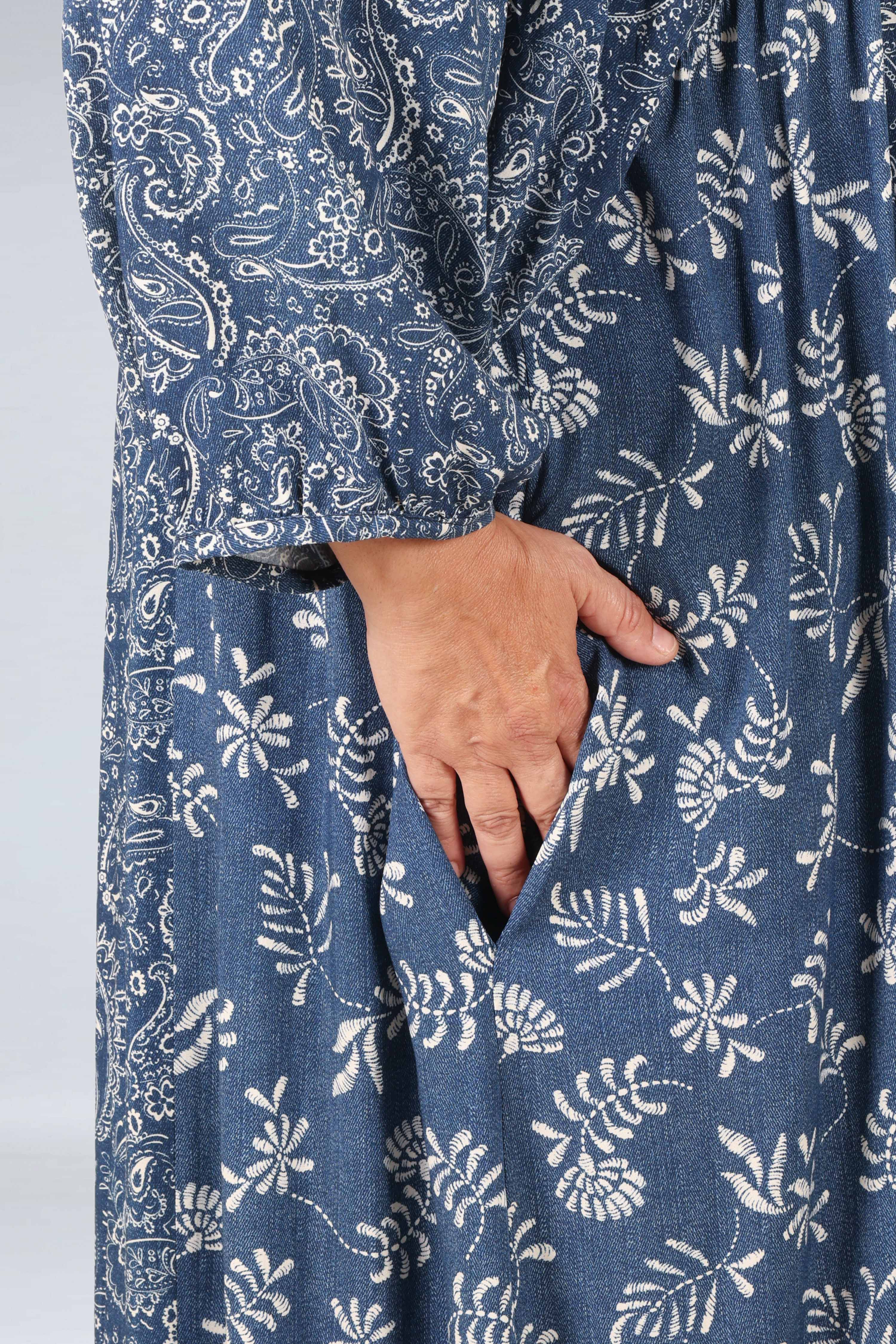 Robe longue avec patch indigo de deux motifs 