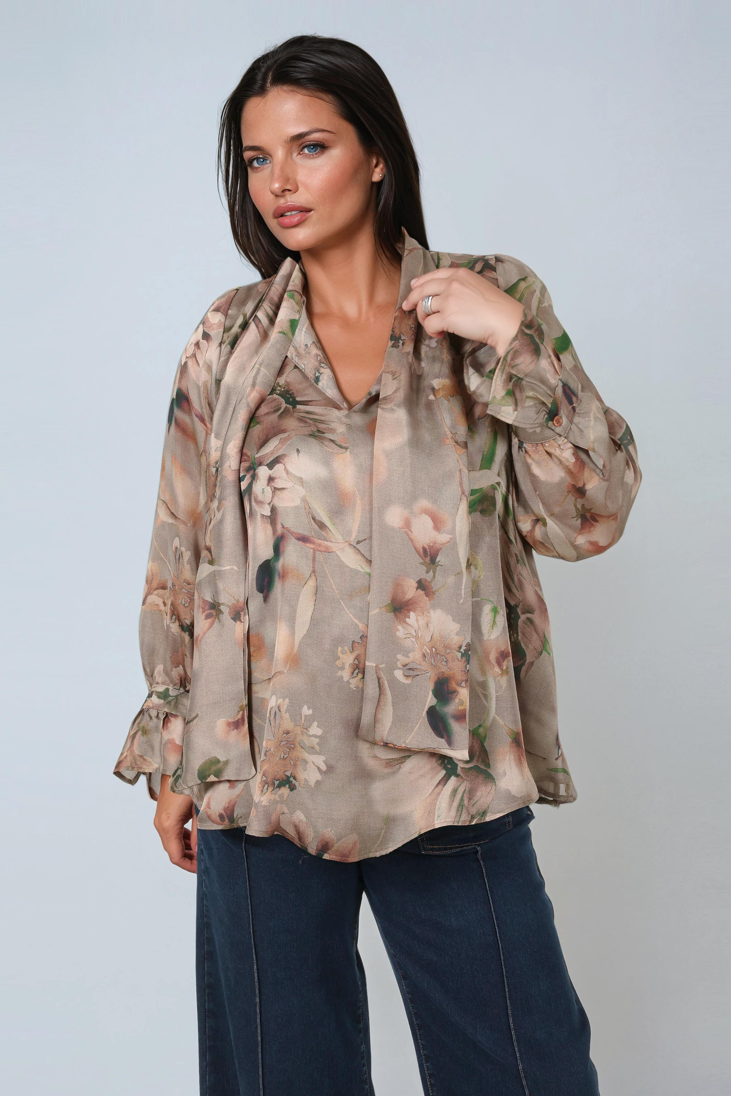 Flowing tie-collar shirt with floral print 