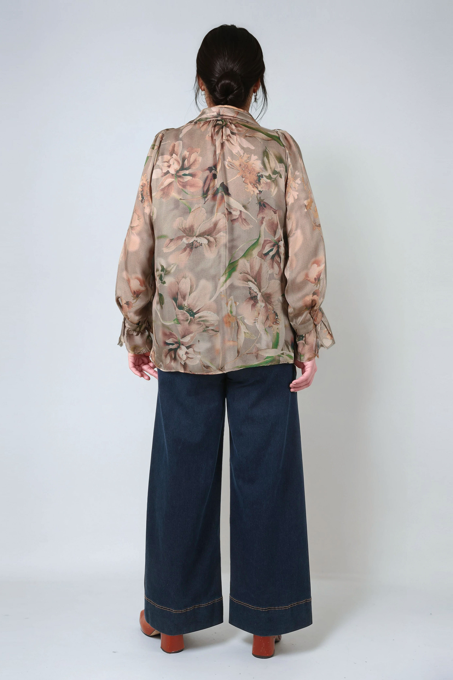 Flowing tie-collar shirt with floral print 