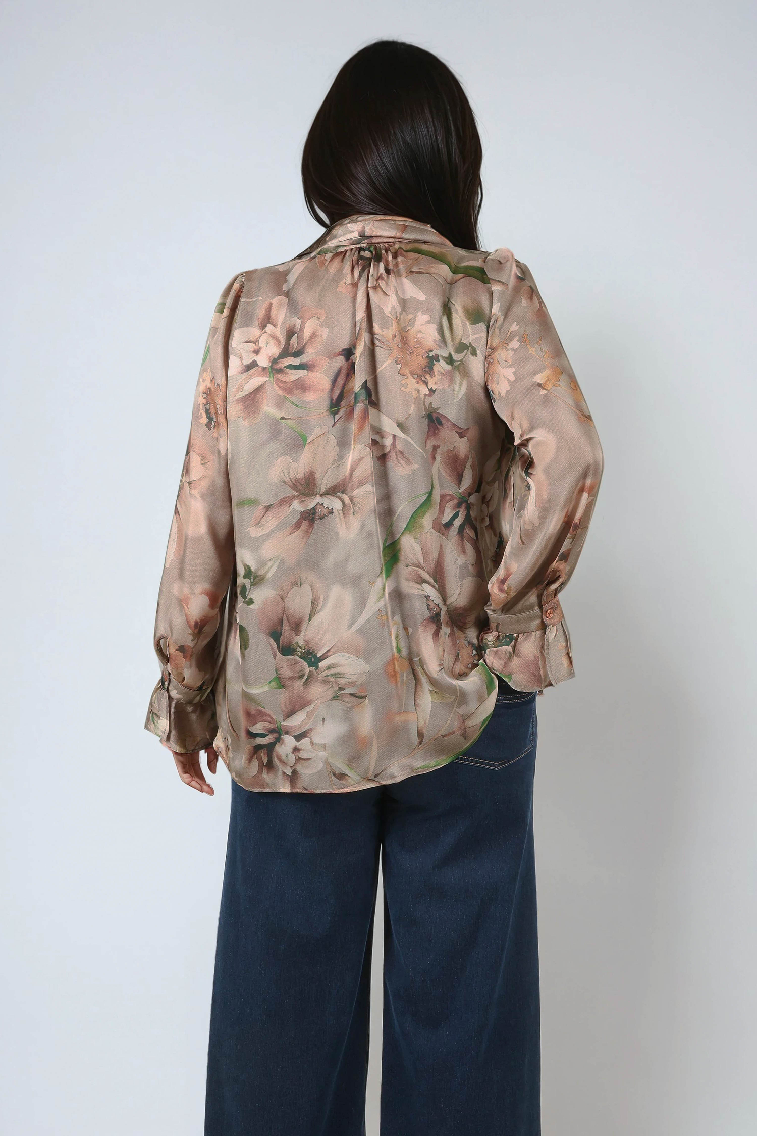 Flowing tie-collar shirt with floral print 
