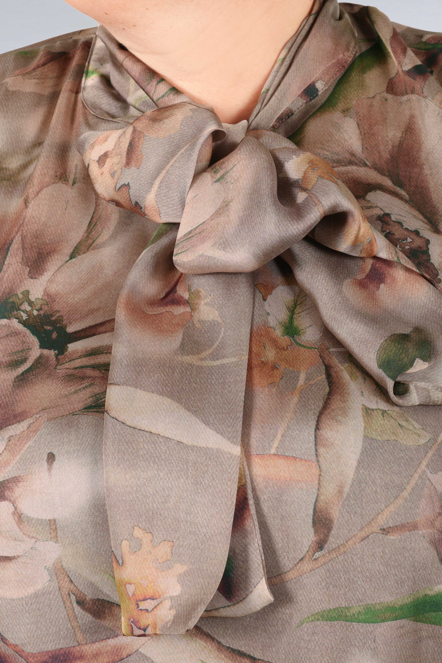 Flowing tie-collar shirt with floral print 