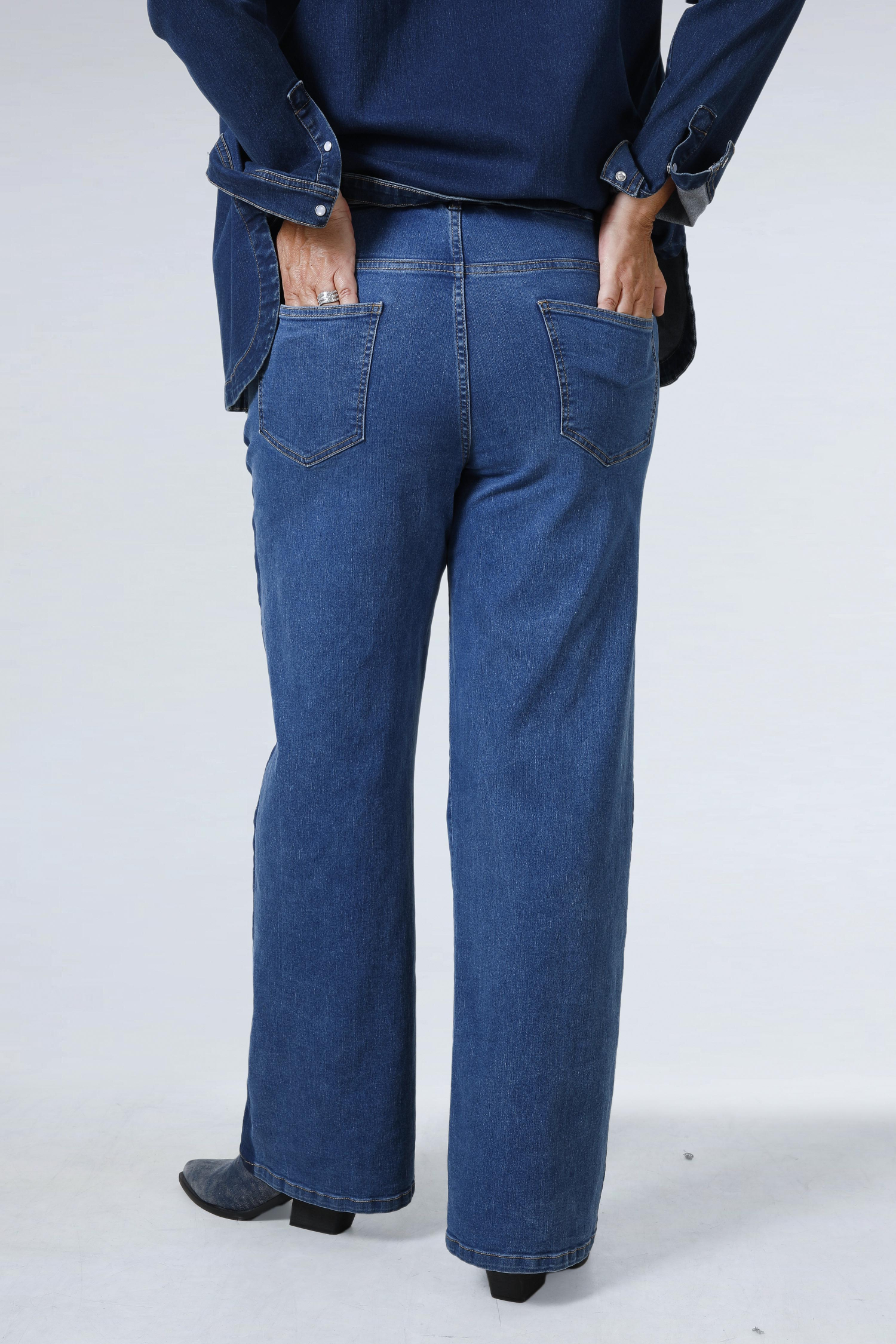 Two-tone denim flared jeans with elastane - comfort and style 