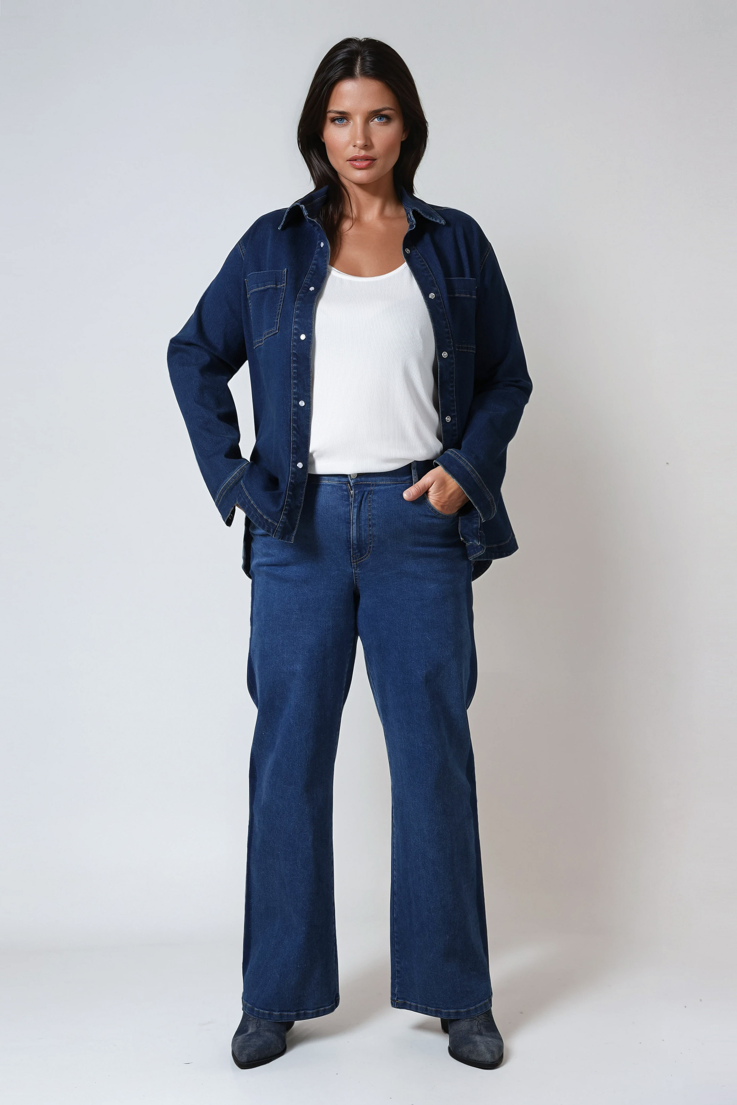 Two-tone denim flared jeans with elastane - comfort and style 