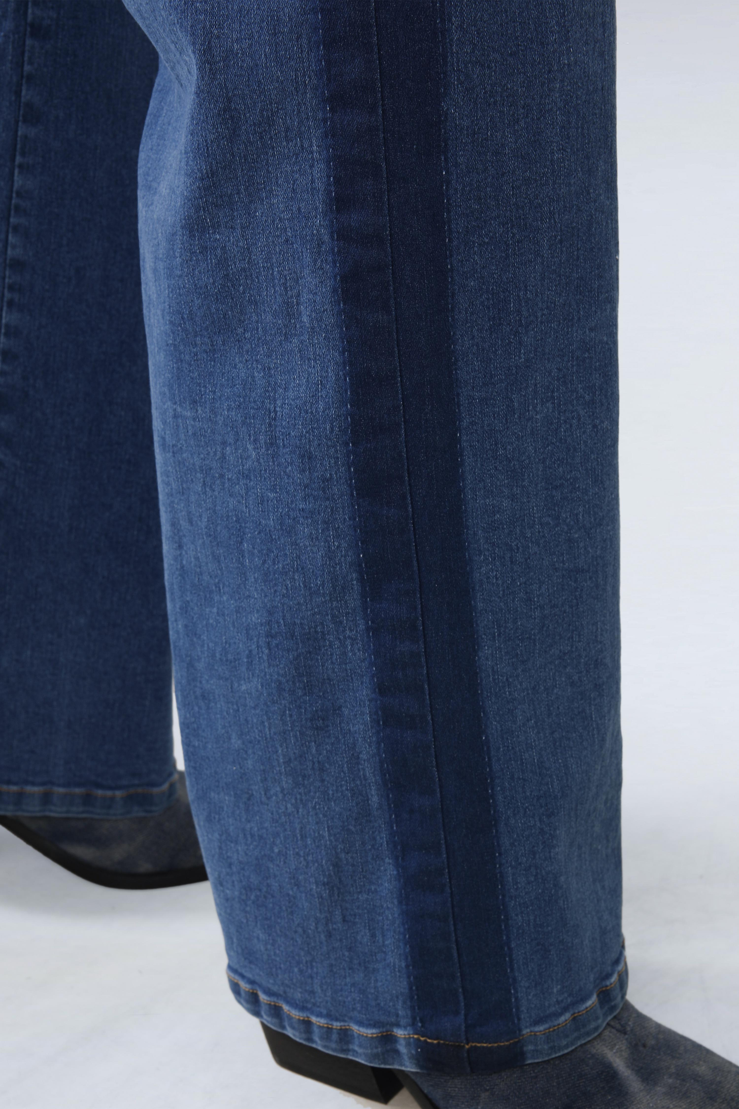 Two-tone denim flared jeans with elastane - comfort and style 
