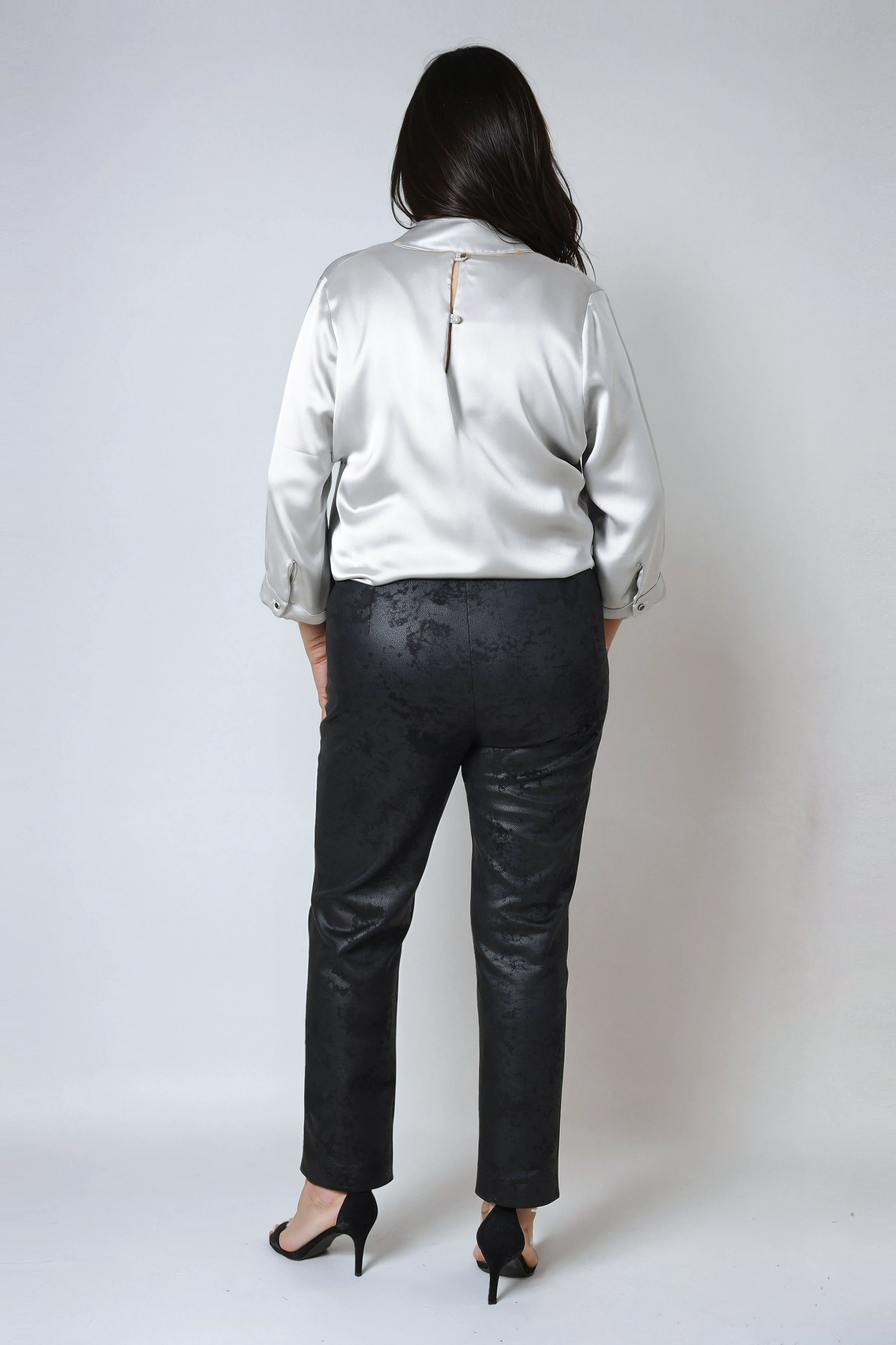 Shaping trousers in snakeskin effect bengaline