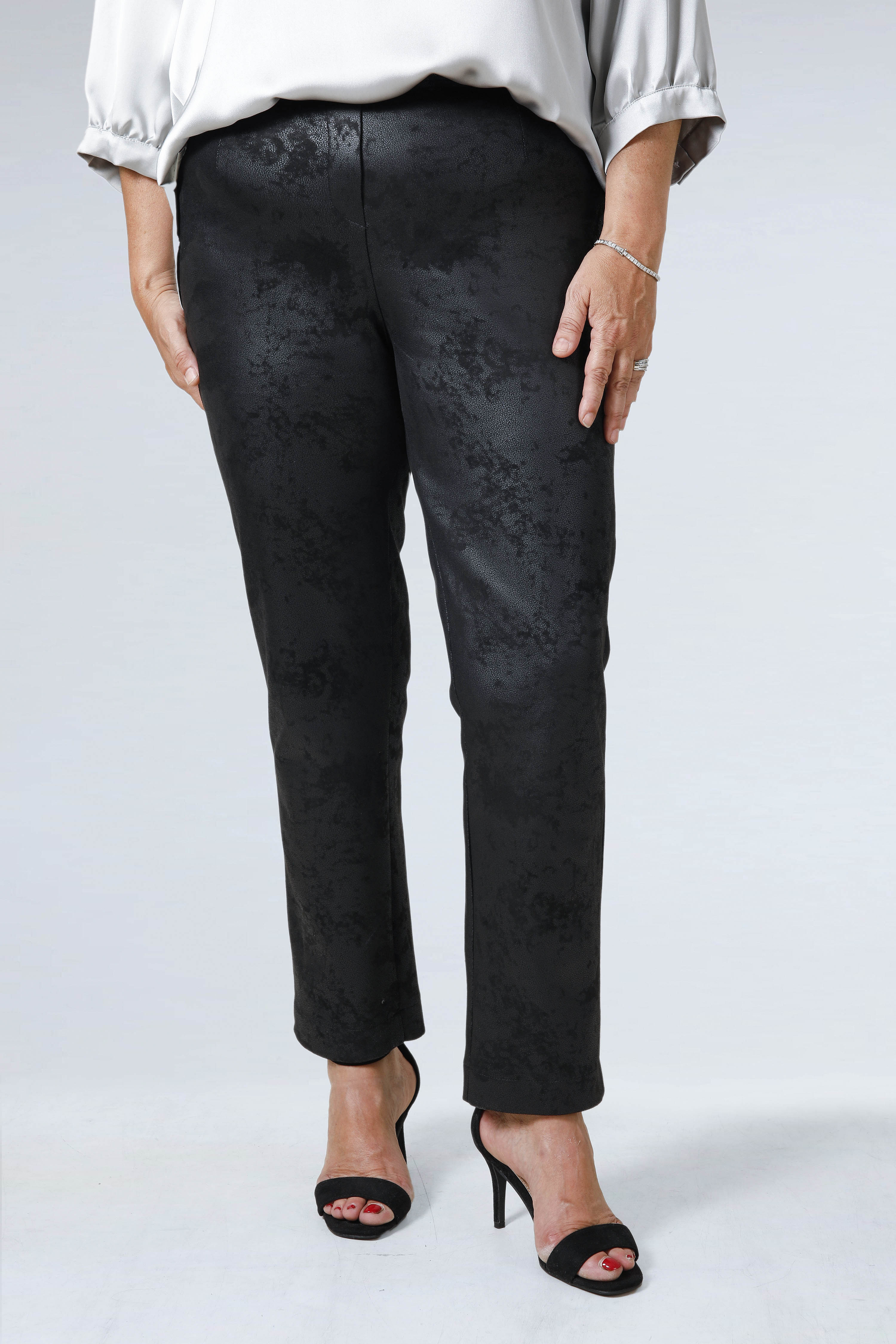 Shaping trousers in snakeskin effect bengaline