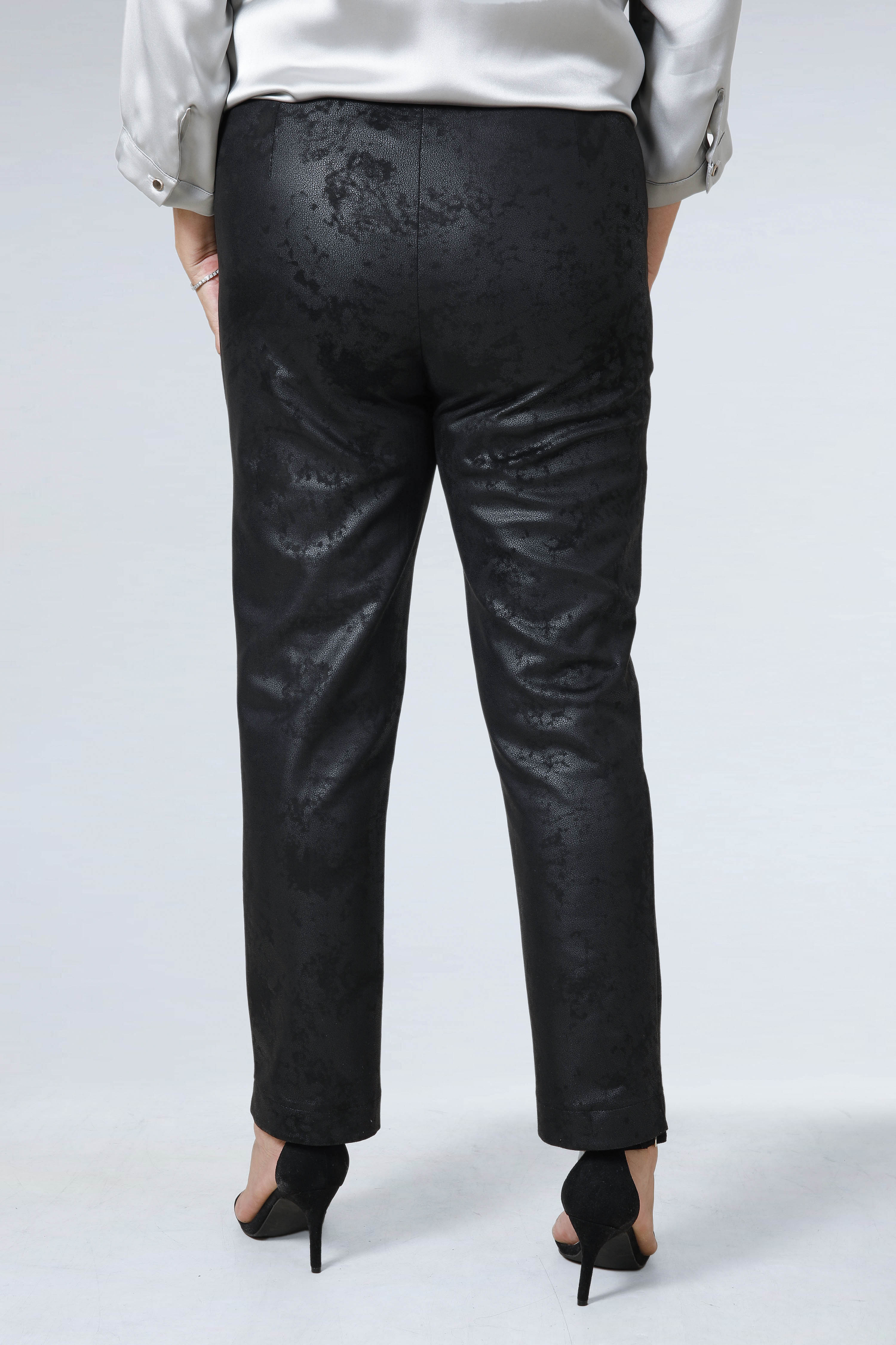 Shaping trousers in snakeskin effect bengaline