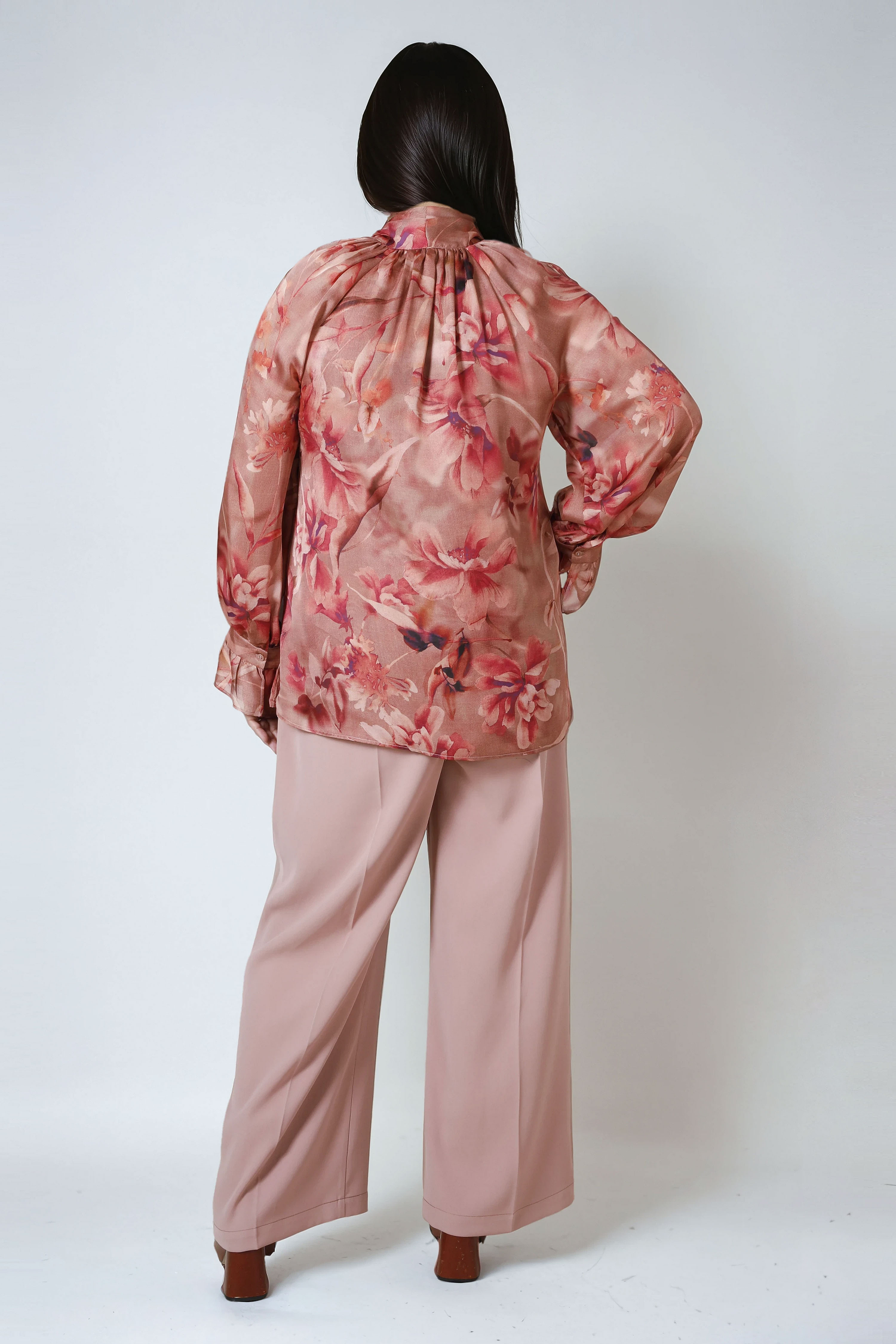 Flowing tie-collar shirt with floral print 