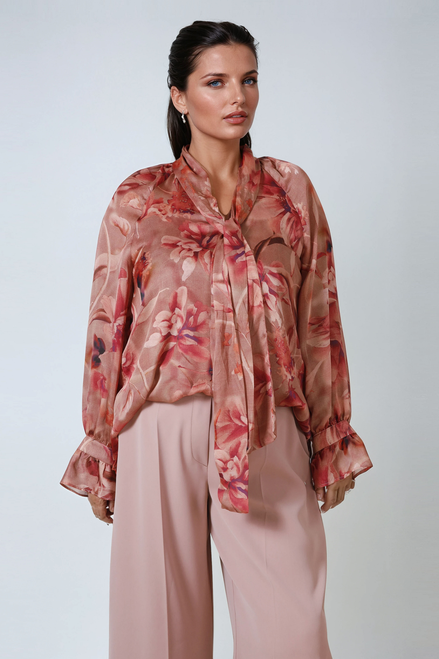 Flowing tie-collar shirt with floral print 