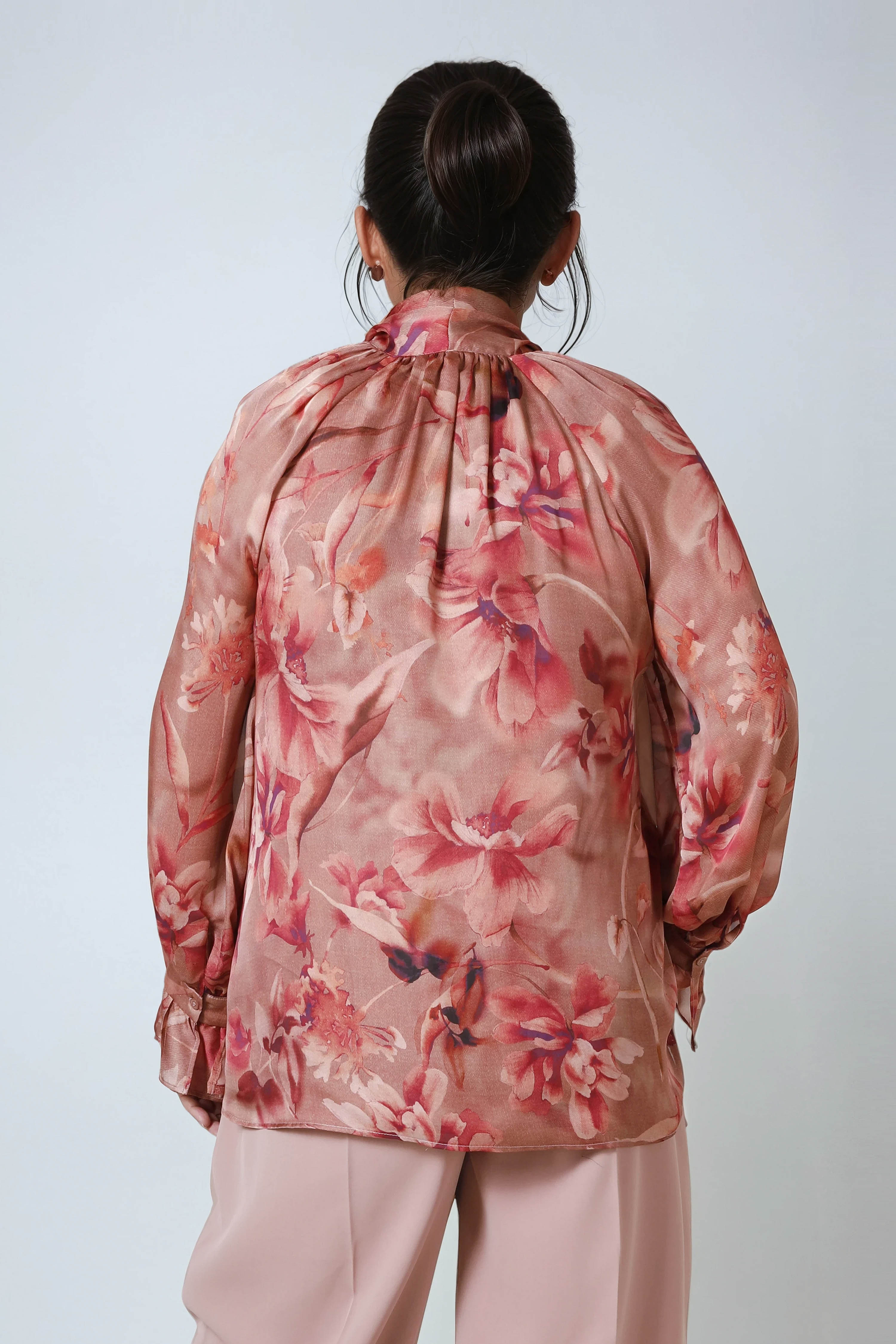Flowing tie-collar shirt with floral print 