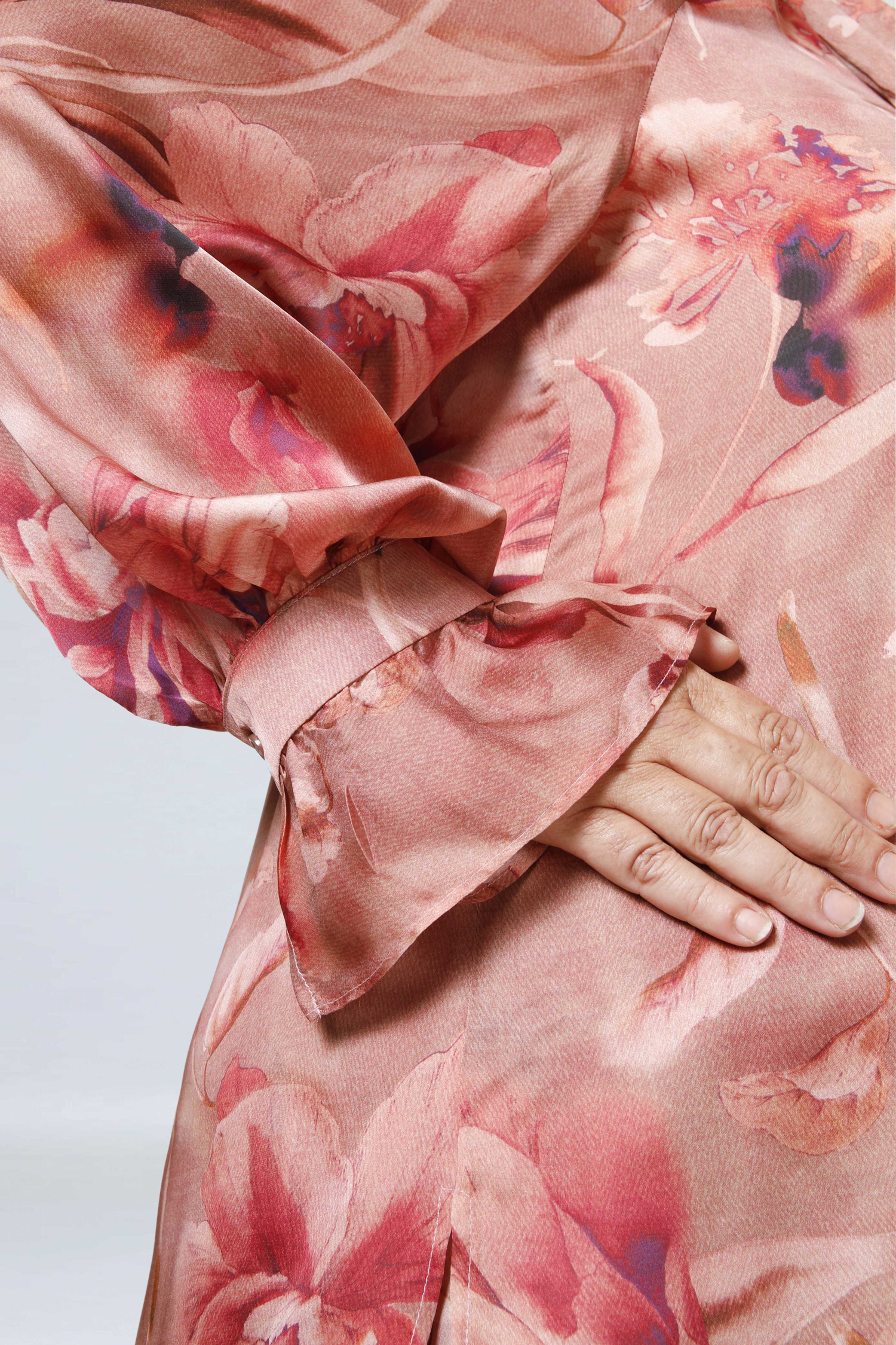 Flowing tie-collar shirt with floral print 