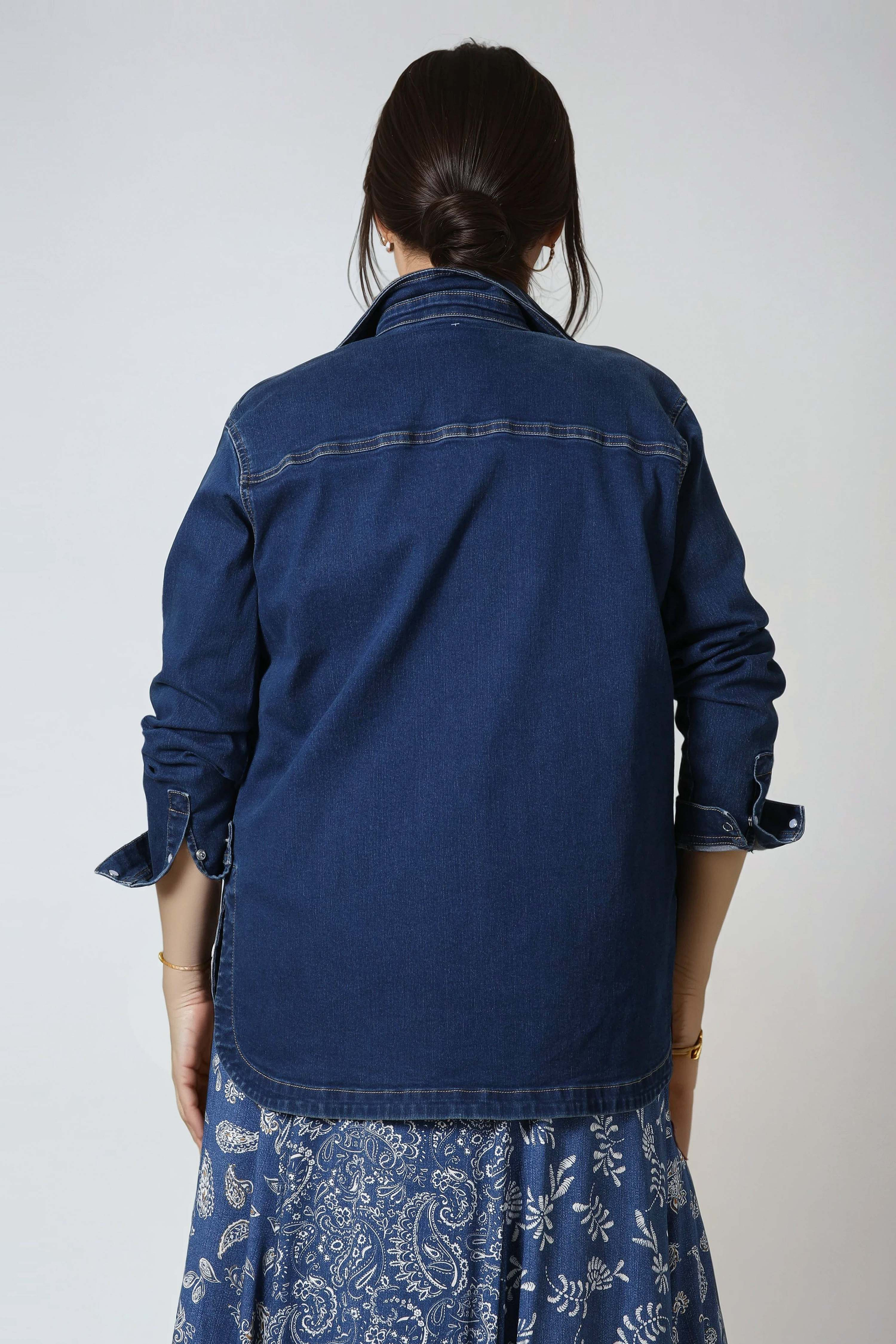 Elegant and versatile denim shirt 