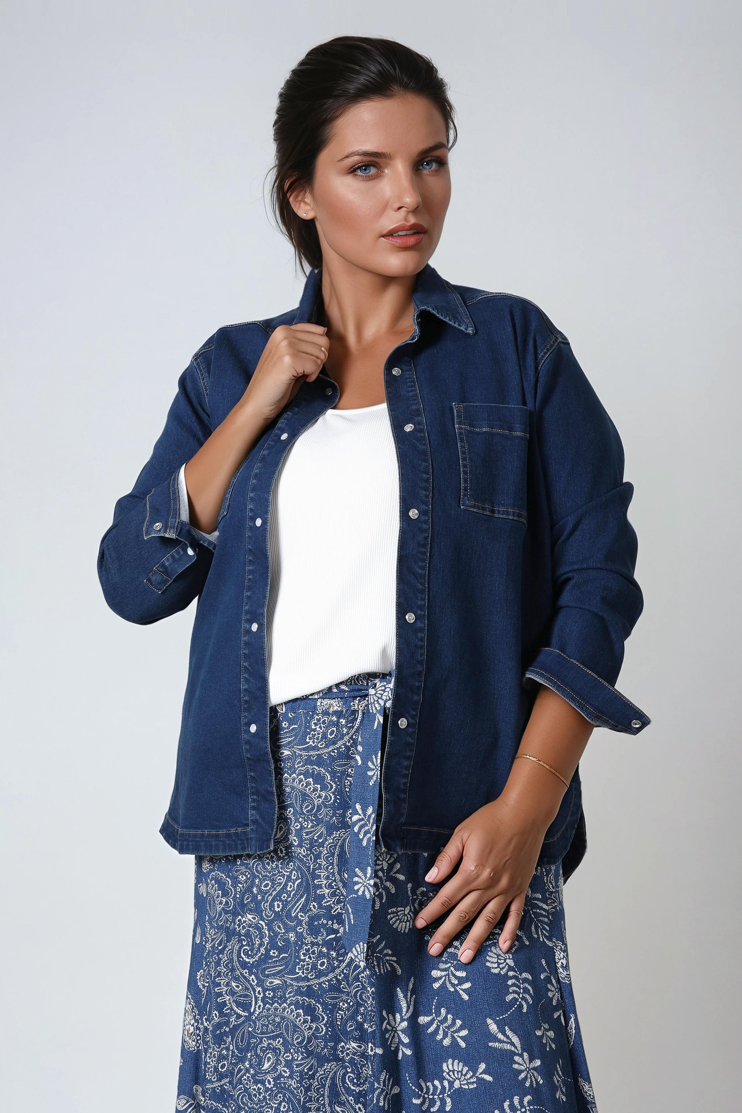 Elegant and versatile denim shirt 