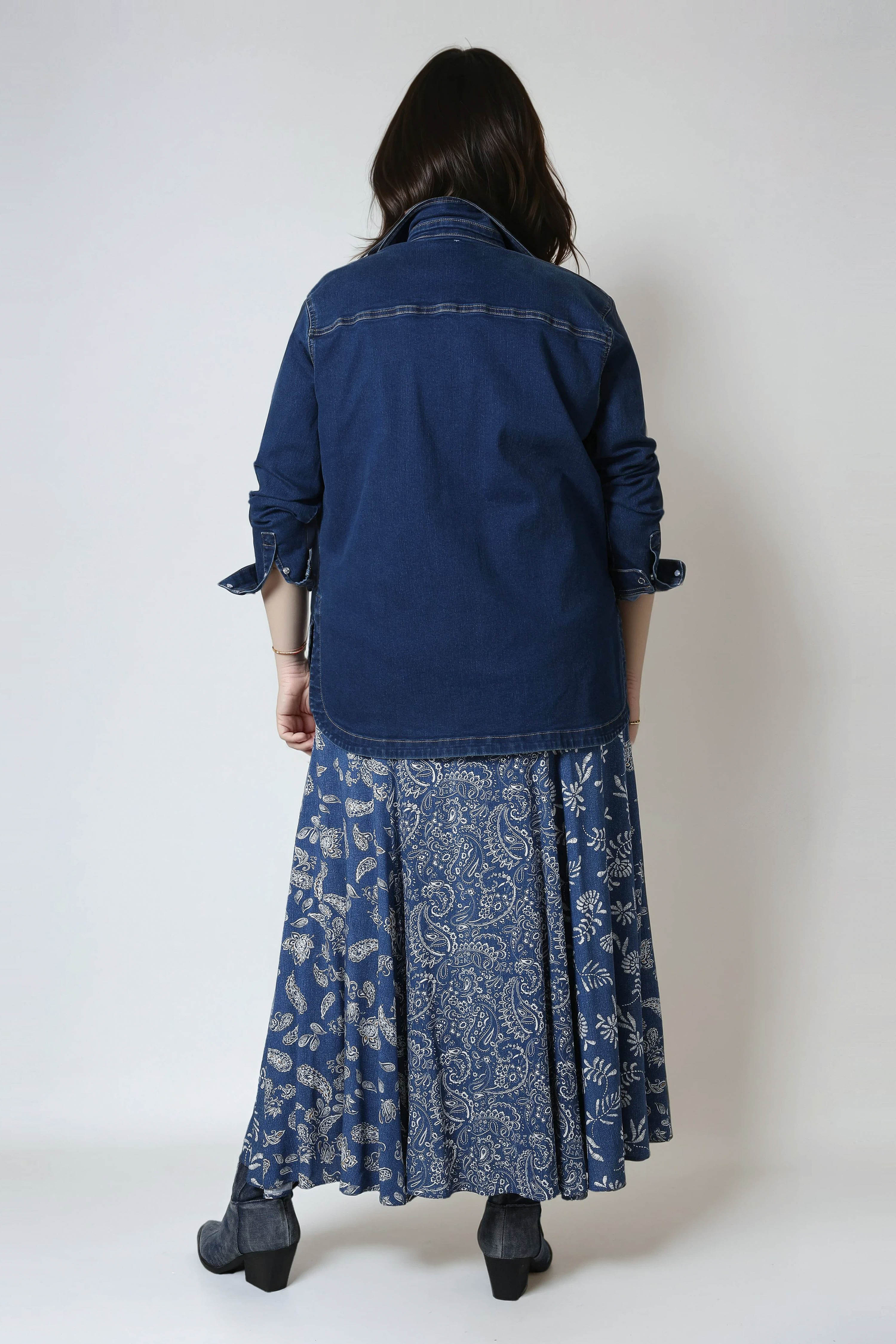 Elegant and versatile denim shirt 