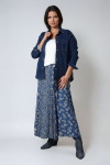Elegant and versatile denim shirt 