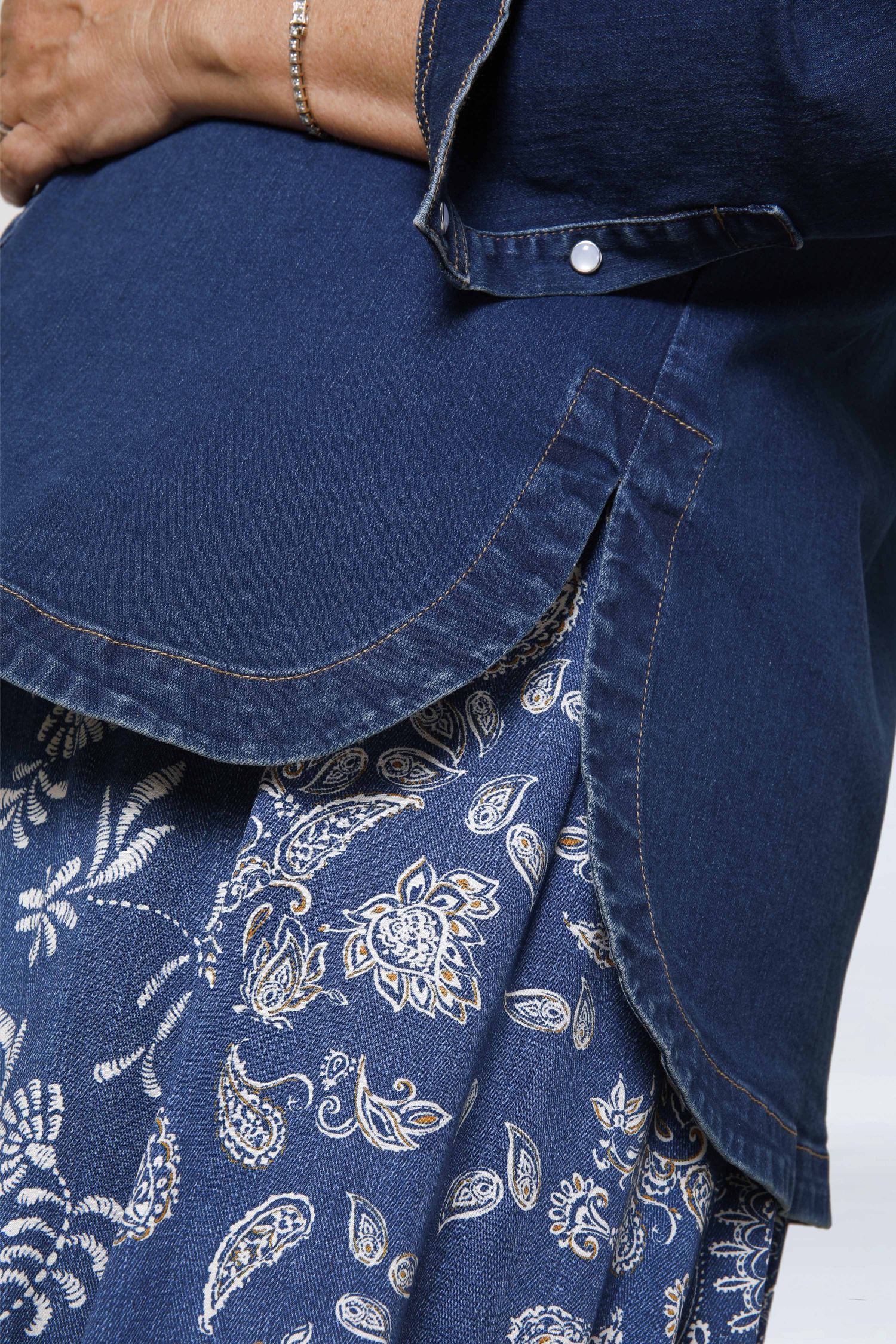 Elegant and versatile denim shirt 