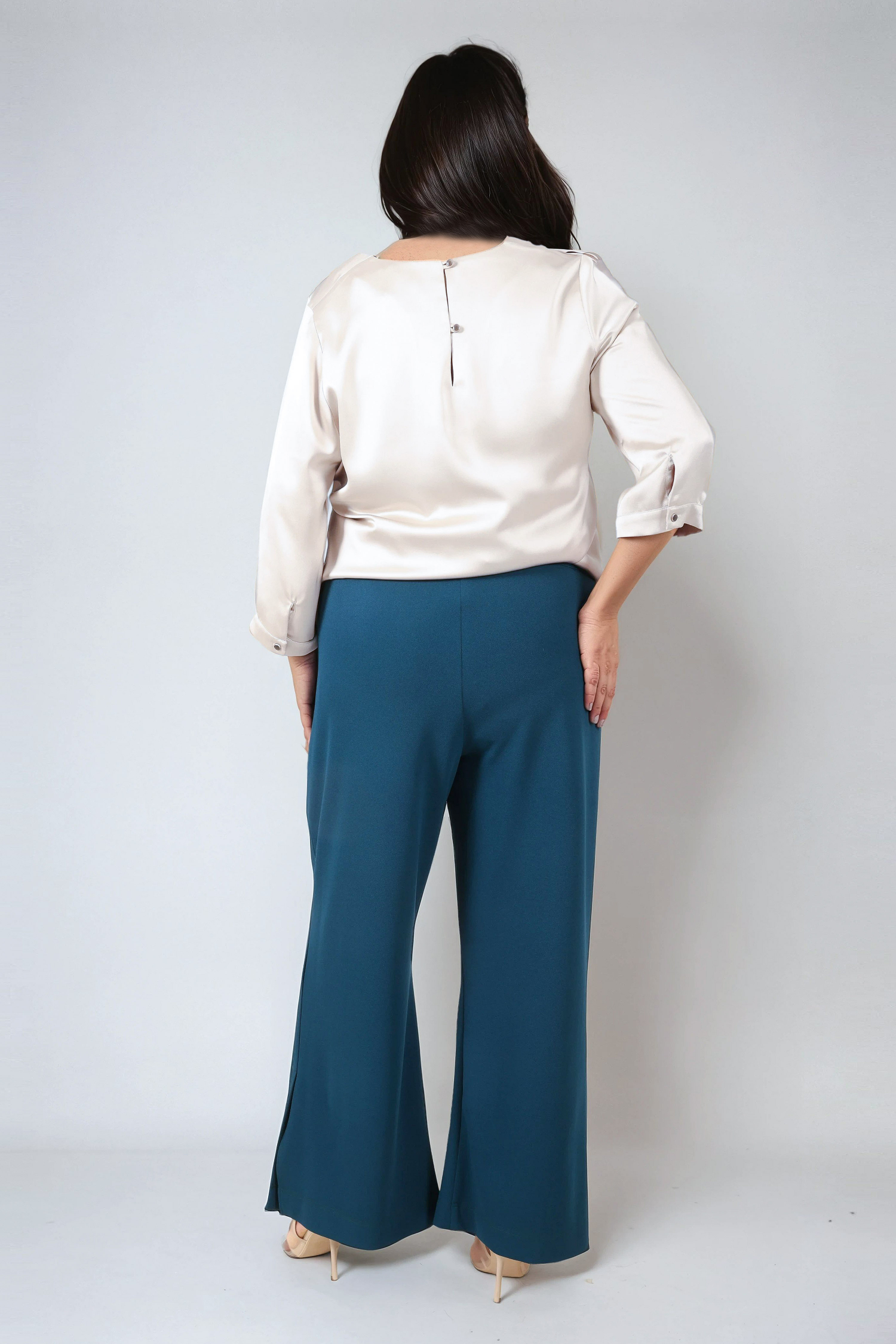 Flowing pants with high slits at the bottom
