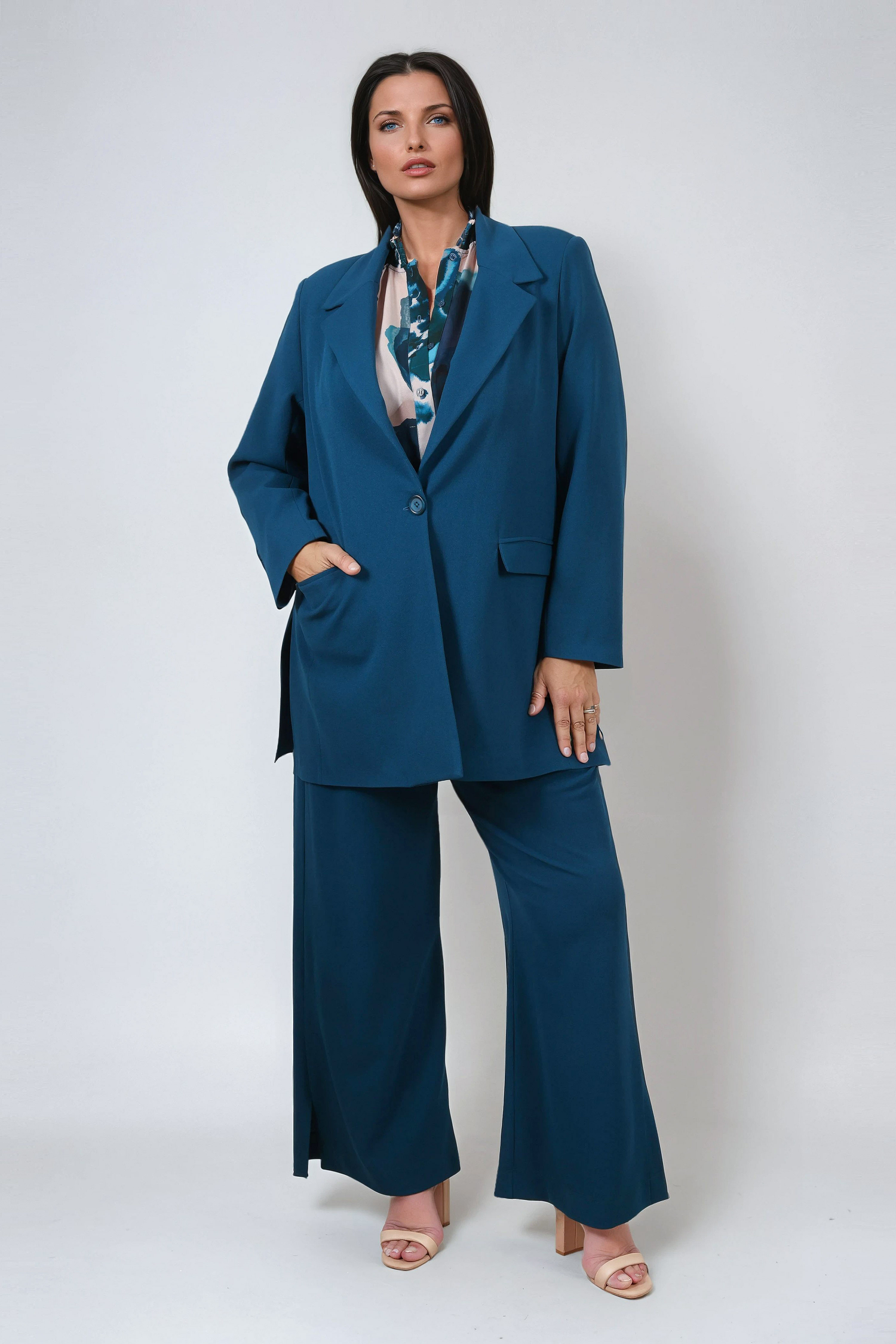 Plain tailored jacket with side slits