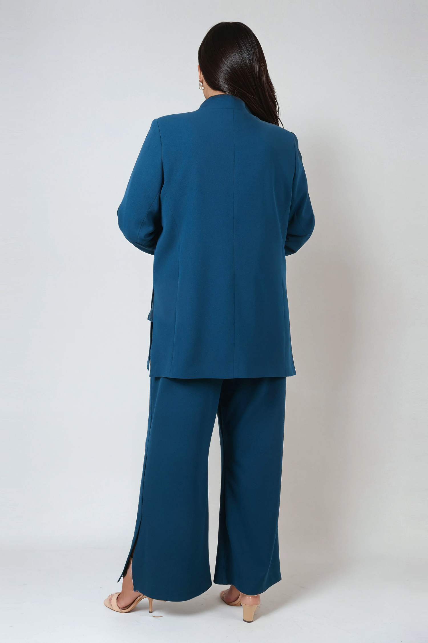 Plain tailored jacket with side slits
