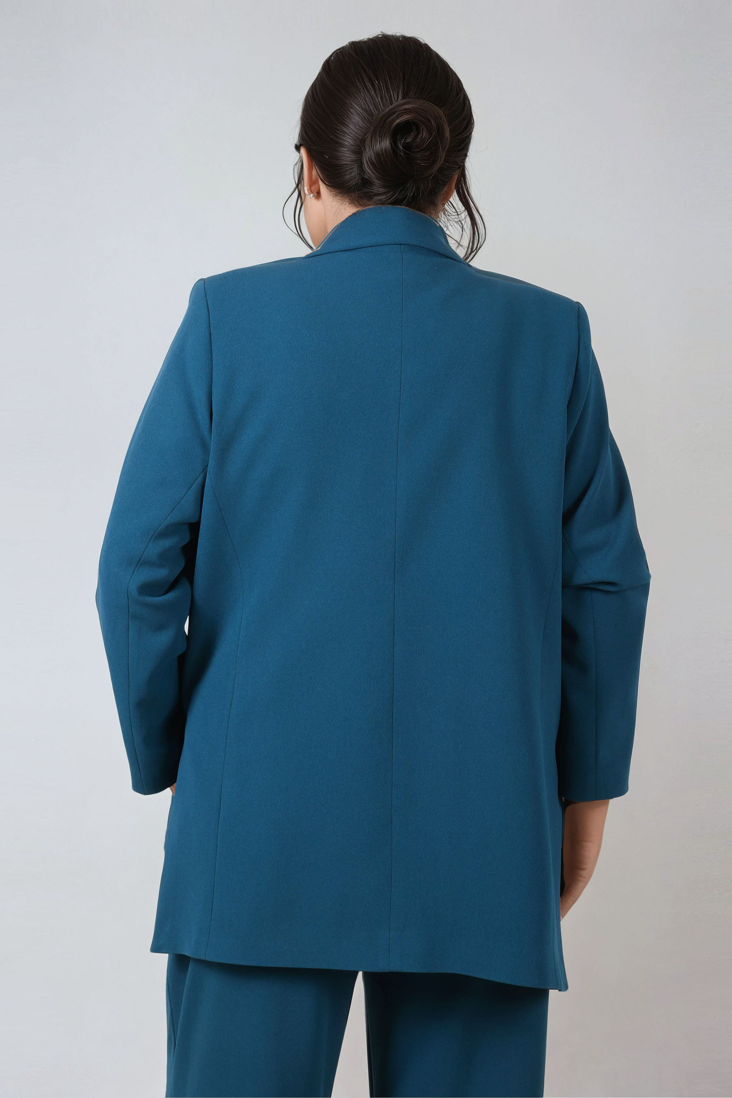 Plain tailored jacket with side slits