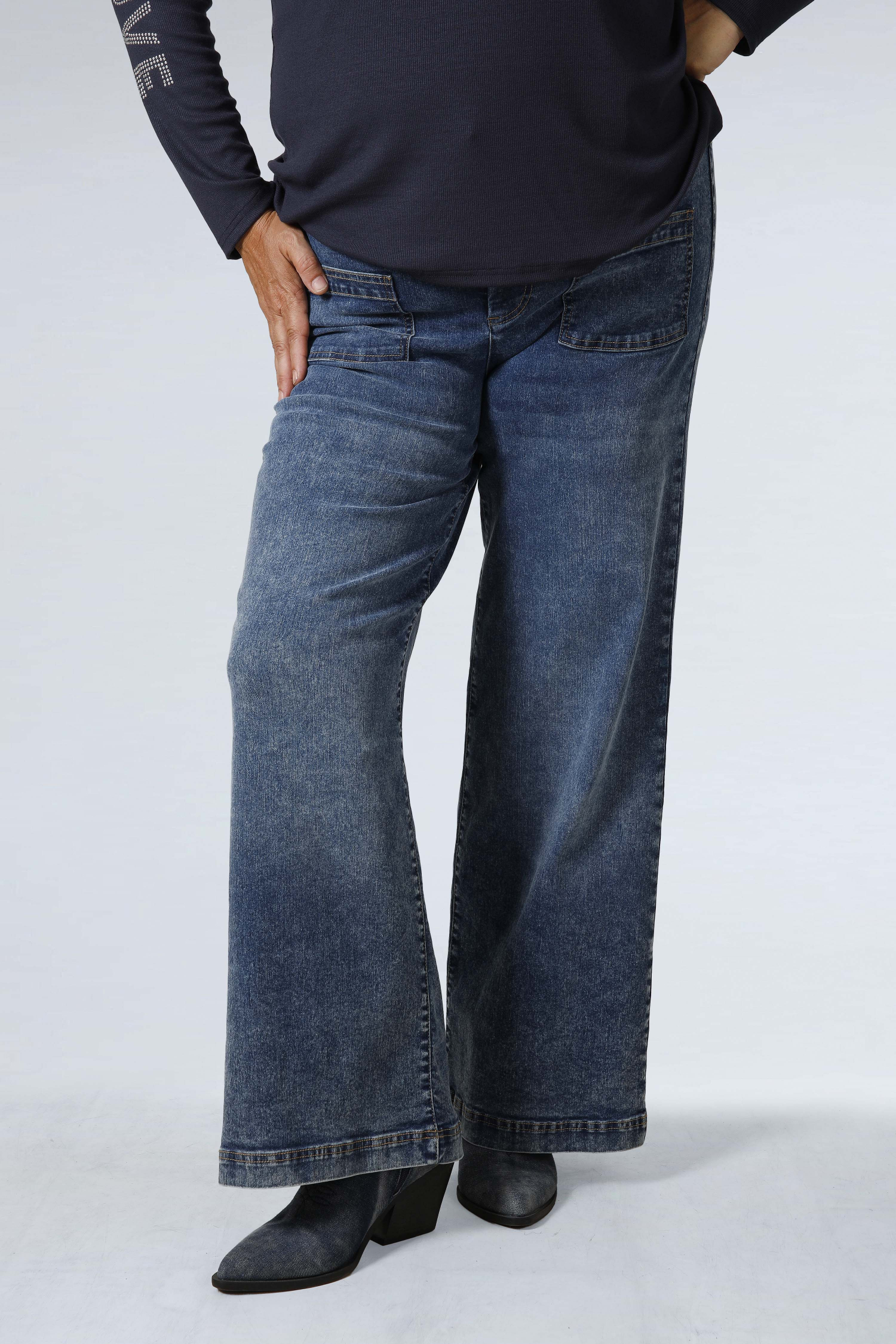 Flared jeans with jeweled pockets