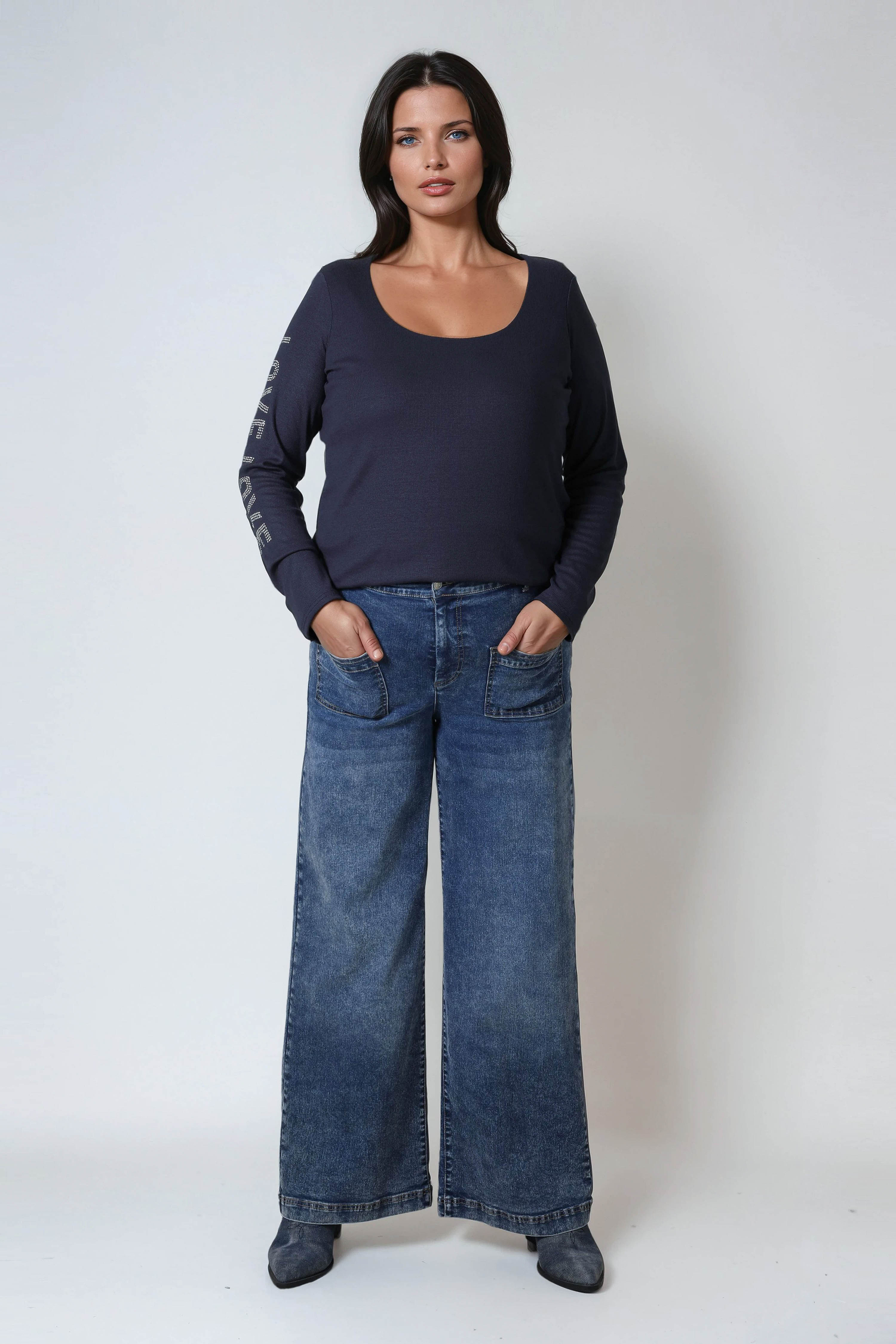 Flared jeans with jeweled pockets