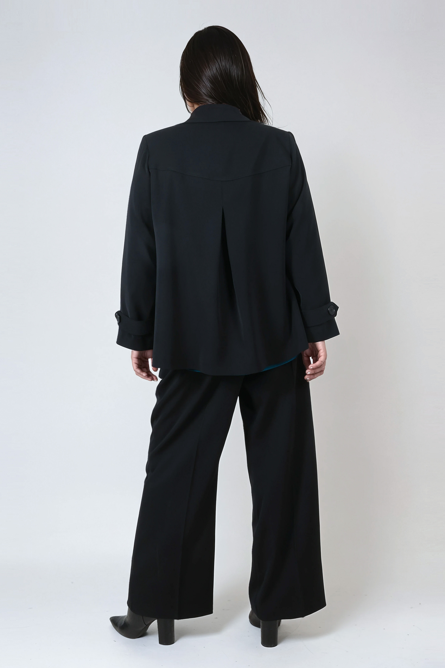 Fluid jacket in stretch and supple fabric 