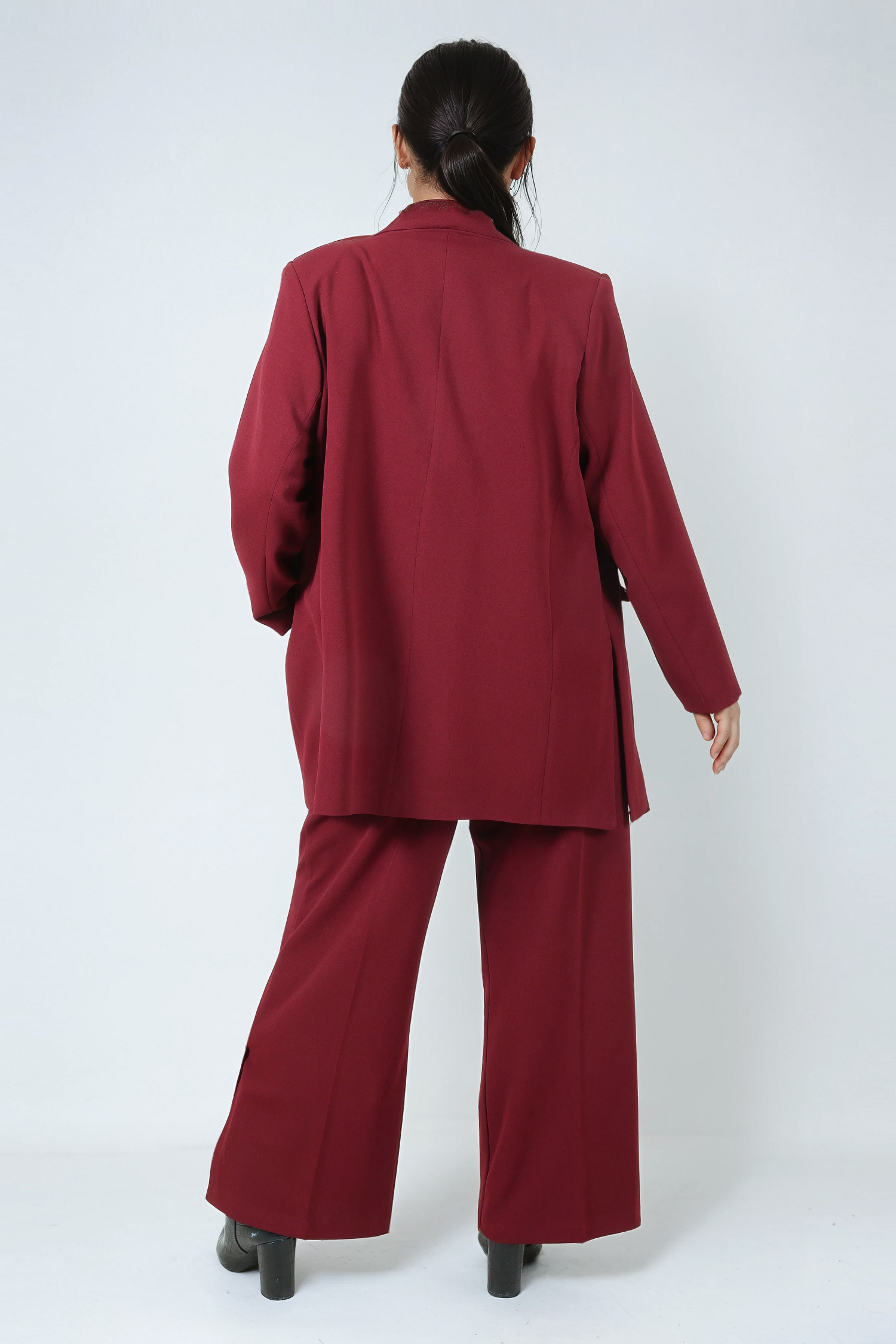 Plain tailored jacket with side slits