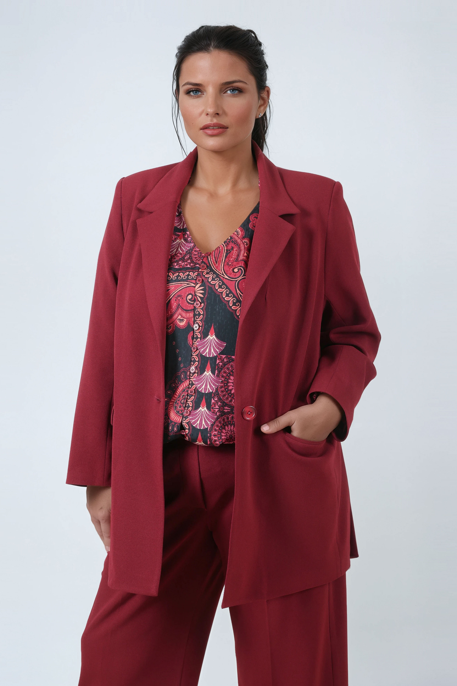Plain tailored jacket with side slits