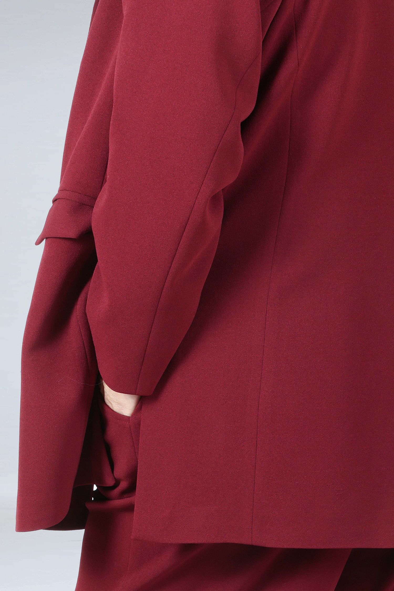 Plain tailored jacket with side slits