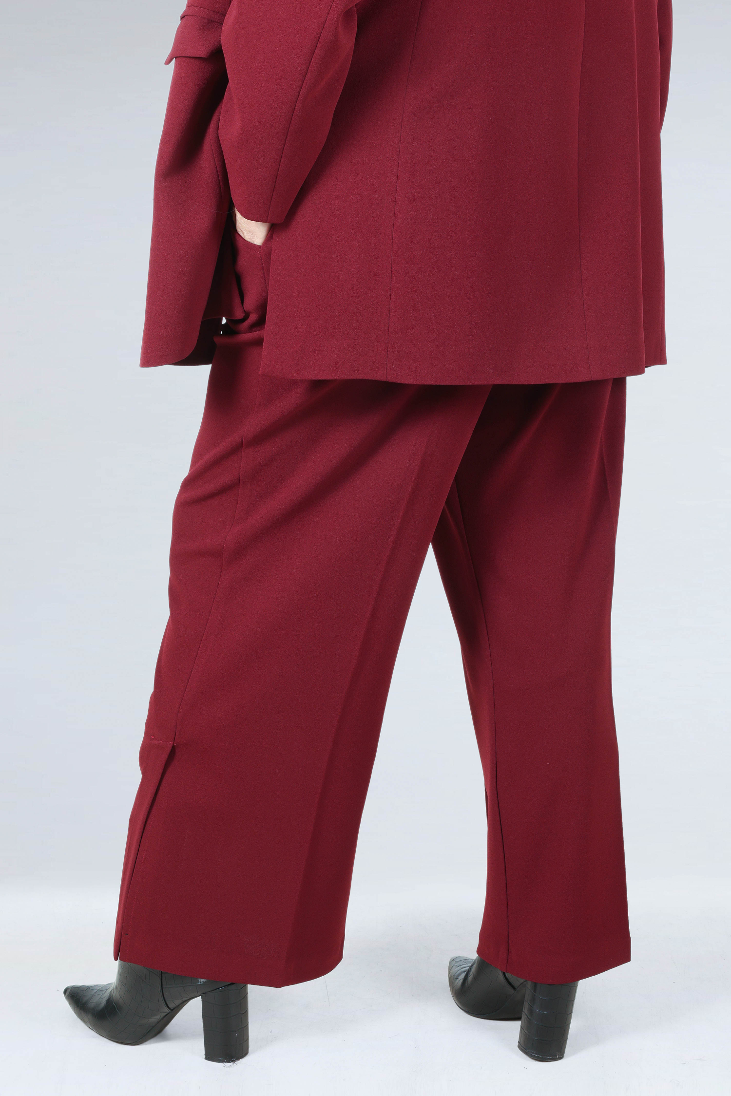 Flowing pants with high slits at the bottom